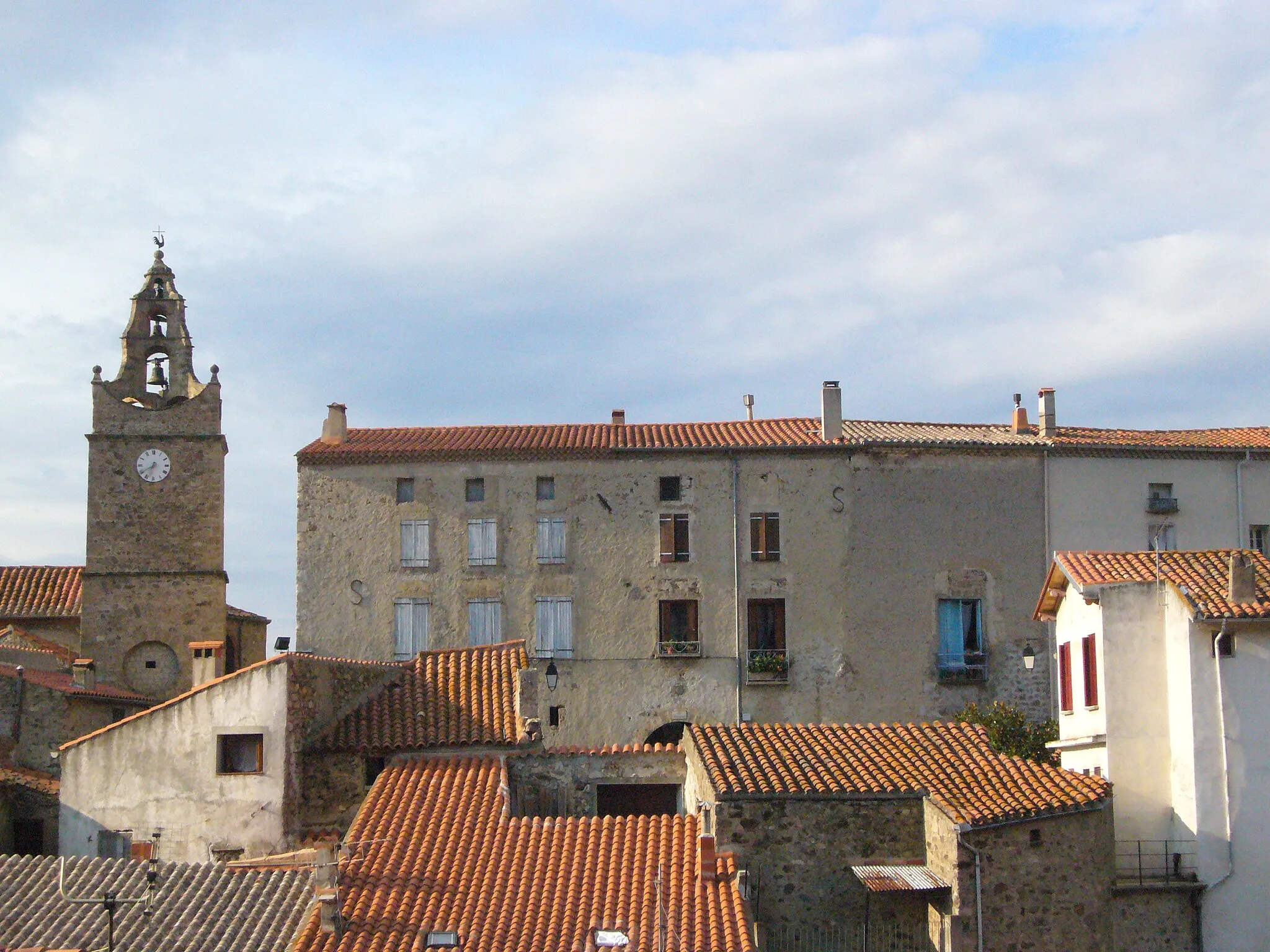 Photo showing: Le clocher de l'église Saint-Étienne et l'ancien château de Caramany (66, France)