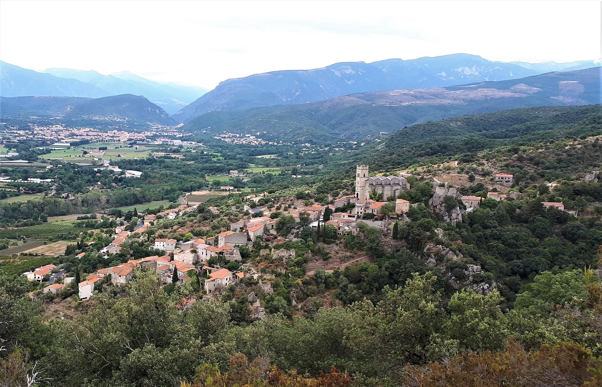 Photo showing: Le vieux village d'Eus (Pyrénées-Orientales) sur granite hercynien, et la vallée de la Têt (terasses fluviales quaternaries).
Au fond dans la vallée : la ville de Prades.