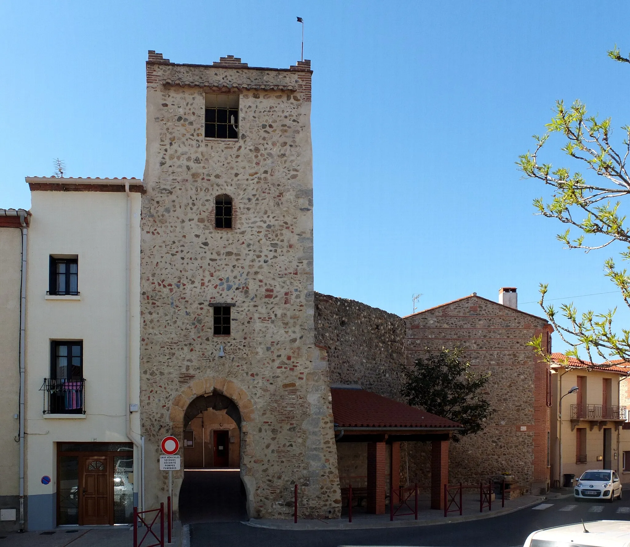 Photo showing: Fortified gate to the old village center