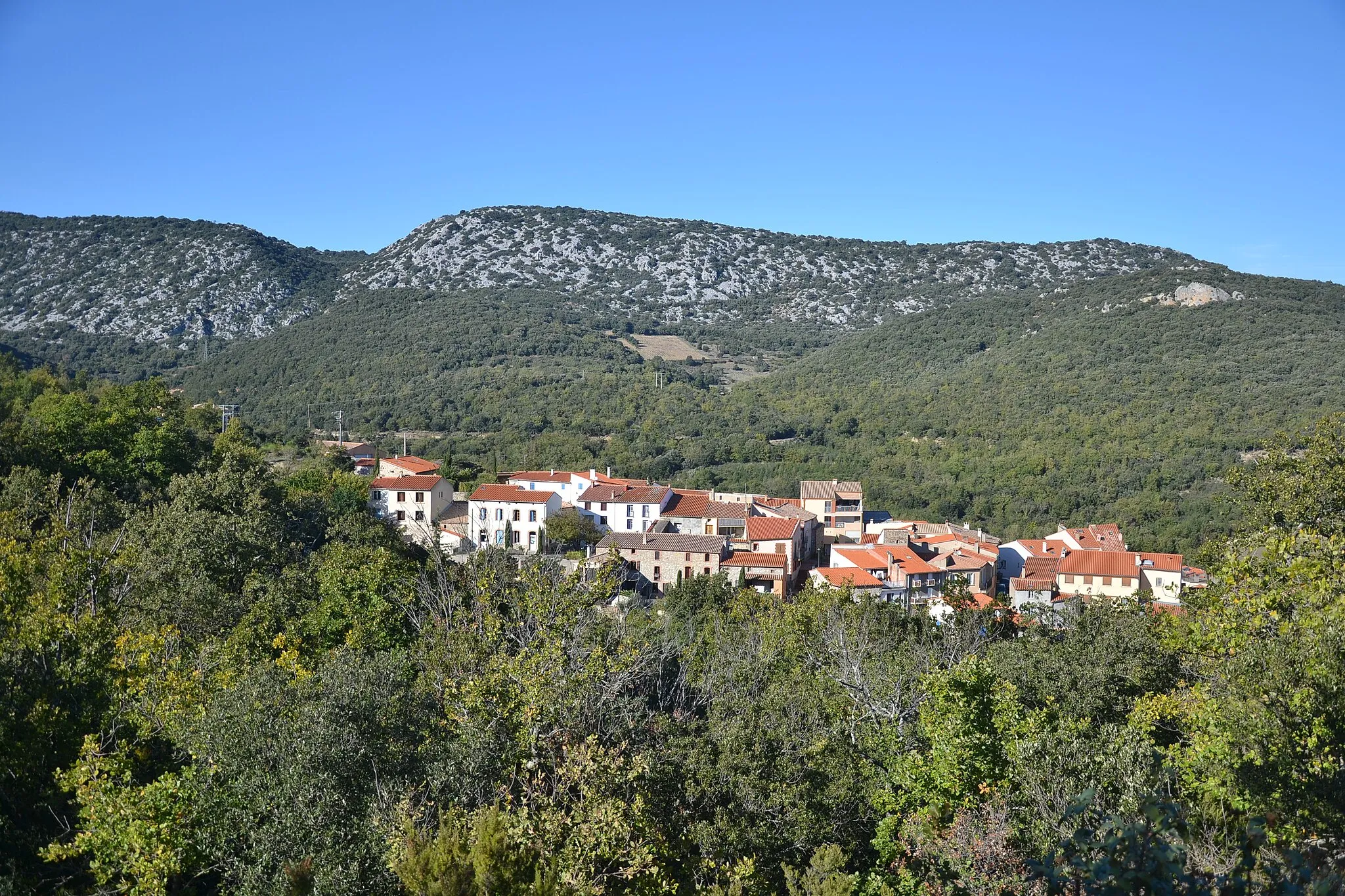 Photo showing: Vue du village de Saint-Martin-de-Fenouillet (Pyrénées-Orientales, France). Vue vers le nord.