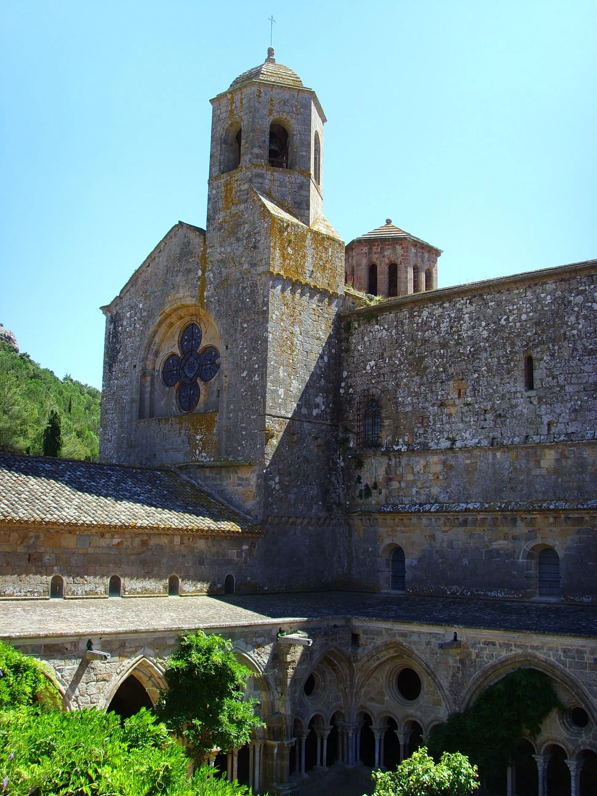 Photo showing: Abbaye Sainte-Marie de Fontfroide (France, southwest of Narbonne), cloister and church spire

summer 2006
author: Gerbil