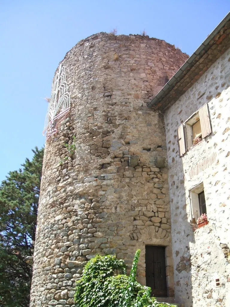 Photo showing: Amélie-les-Bains-Palalda, village médiéval de Palalda (Pyrénées-Orientales, Languedoc-Roussillon, France) : tour fortifiée cylindrique, vestige des fortifications de Guillaume-Hugues de Serralonga (vers 1254-1260).