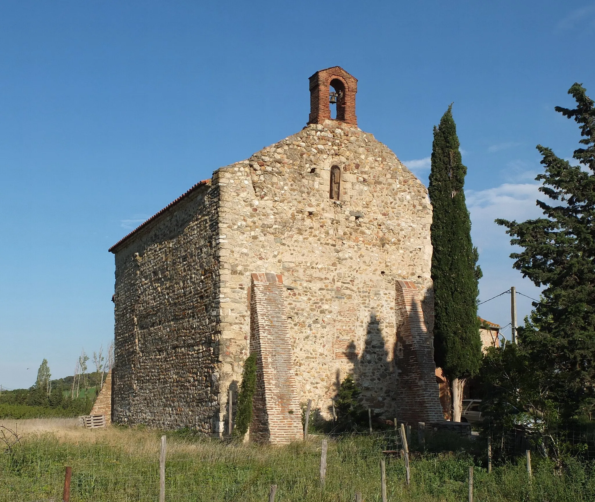 Photo showing: Romanesque church (11th century) "Sainte-Marie de Vilarmila" near Llupia, France, view west.