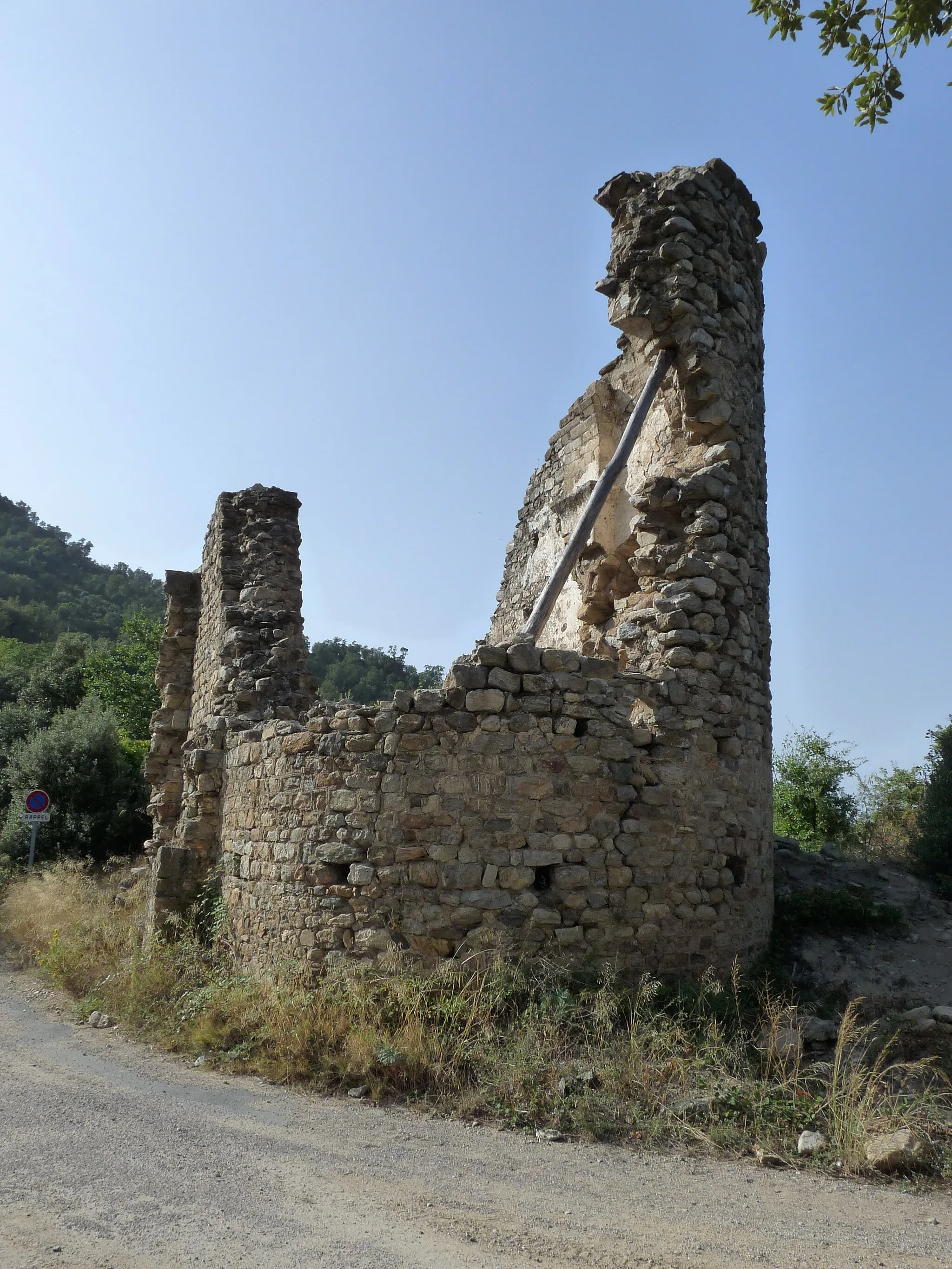 Photo showing: Vue des ruines de l'église Saint-Fructueux de Roca-Vella (commune de Laroque-des-Albères, Pyrénées-Orientales).