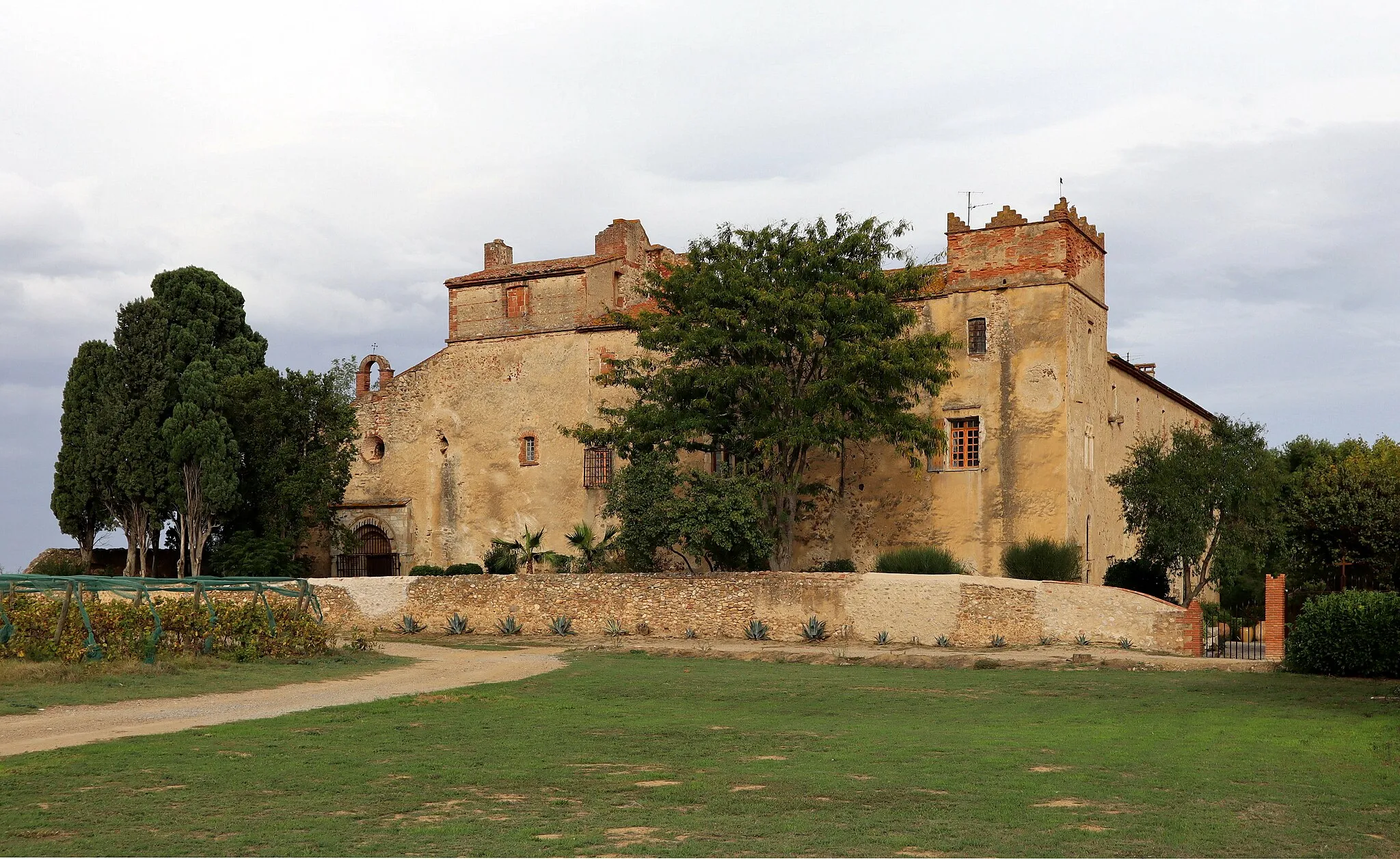 Photo showing: Monastir del Camp near Passa, Department Pyrénées-Orientales, France (southwest view).