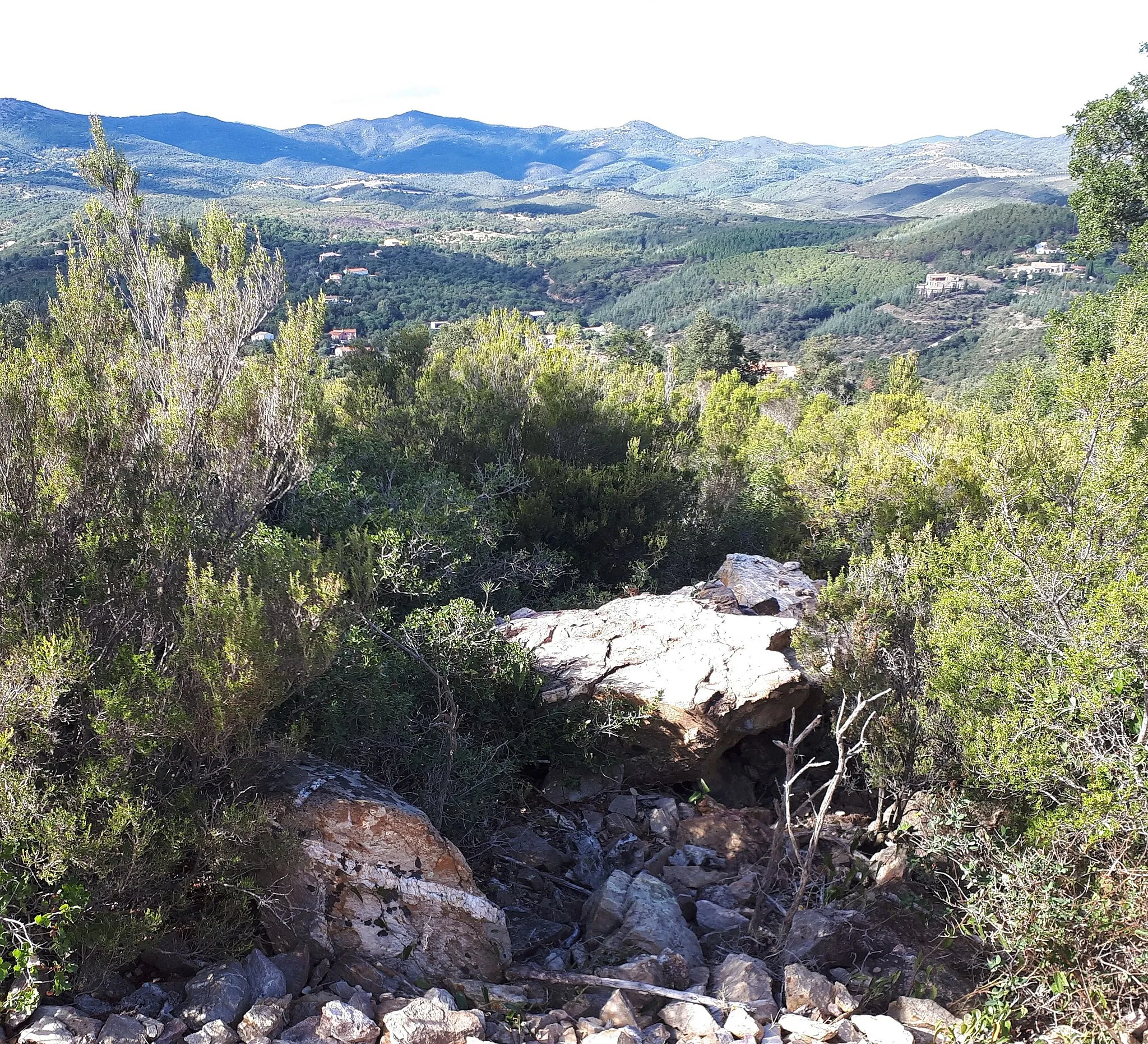 Photo showing: Vue du sommet d'el Caraig (alt. 318m), en direction de l'ouest, vers la partie supérieure du village de Montauriol. 
Les roches quartzitiques métamorphisées que l'on trouve ici sont issues de sédiments marins qui se sont déposés il y a environ 500 millions d'années.