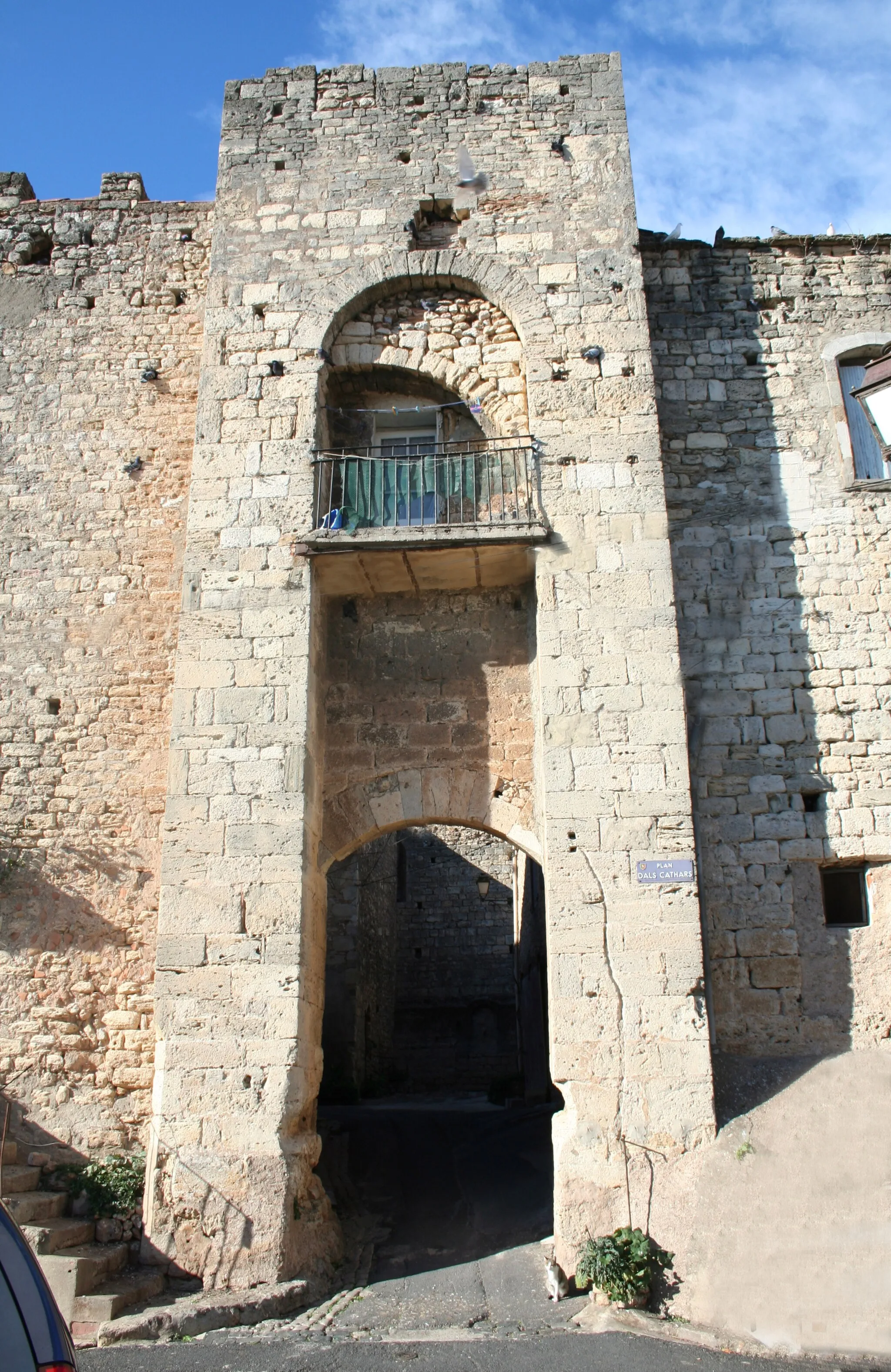 Photo showing: Puisserguier (Hérault) - entrée du château.