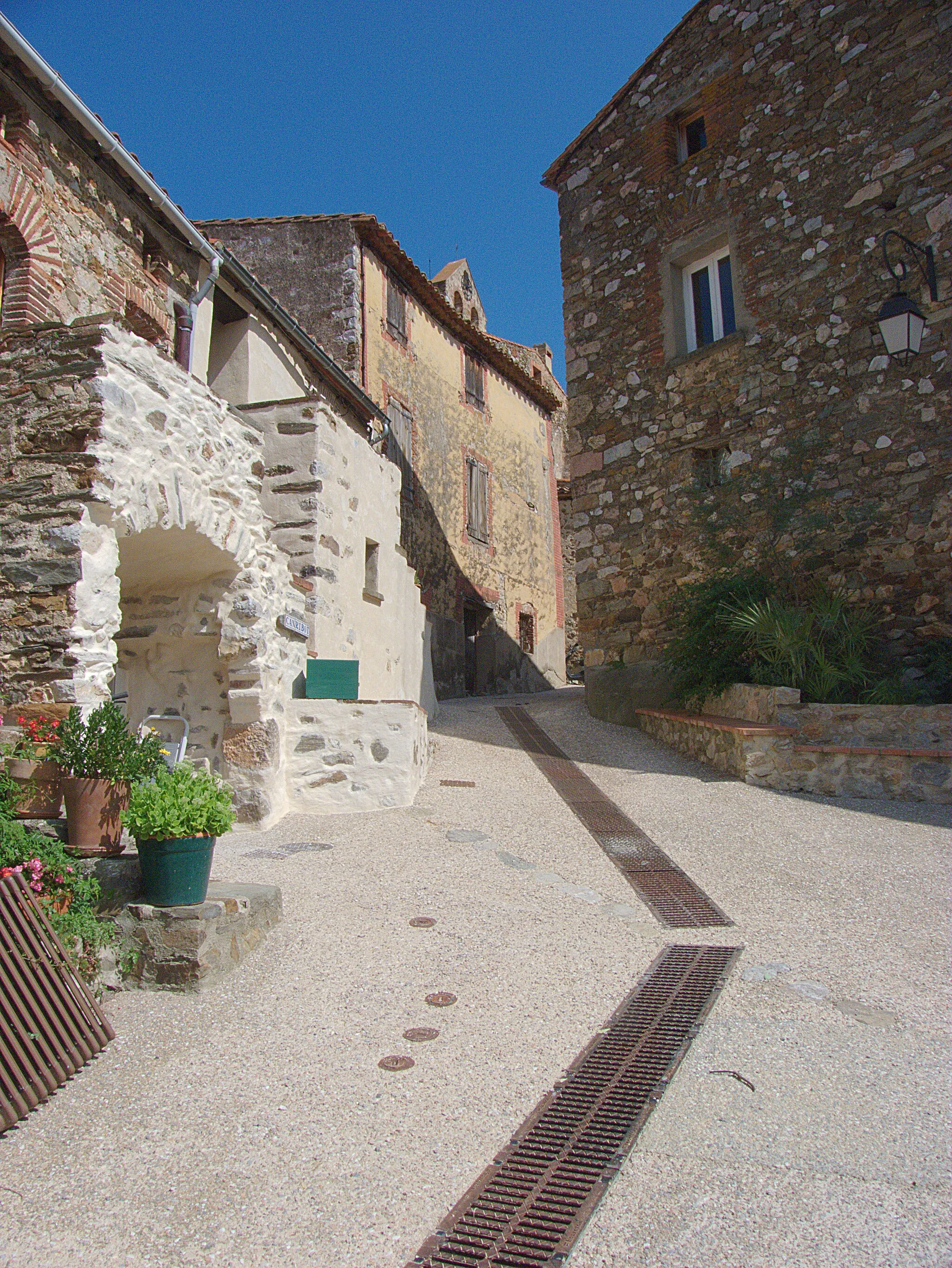 Photo showing: Rue, Calmeilles (Pyrénées-Orientales, Languedoc-Roussillon, France)