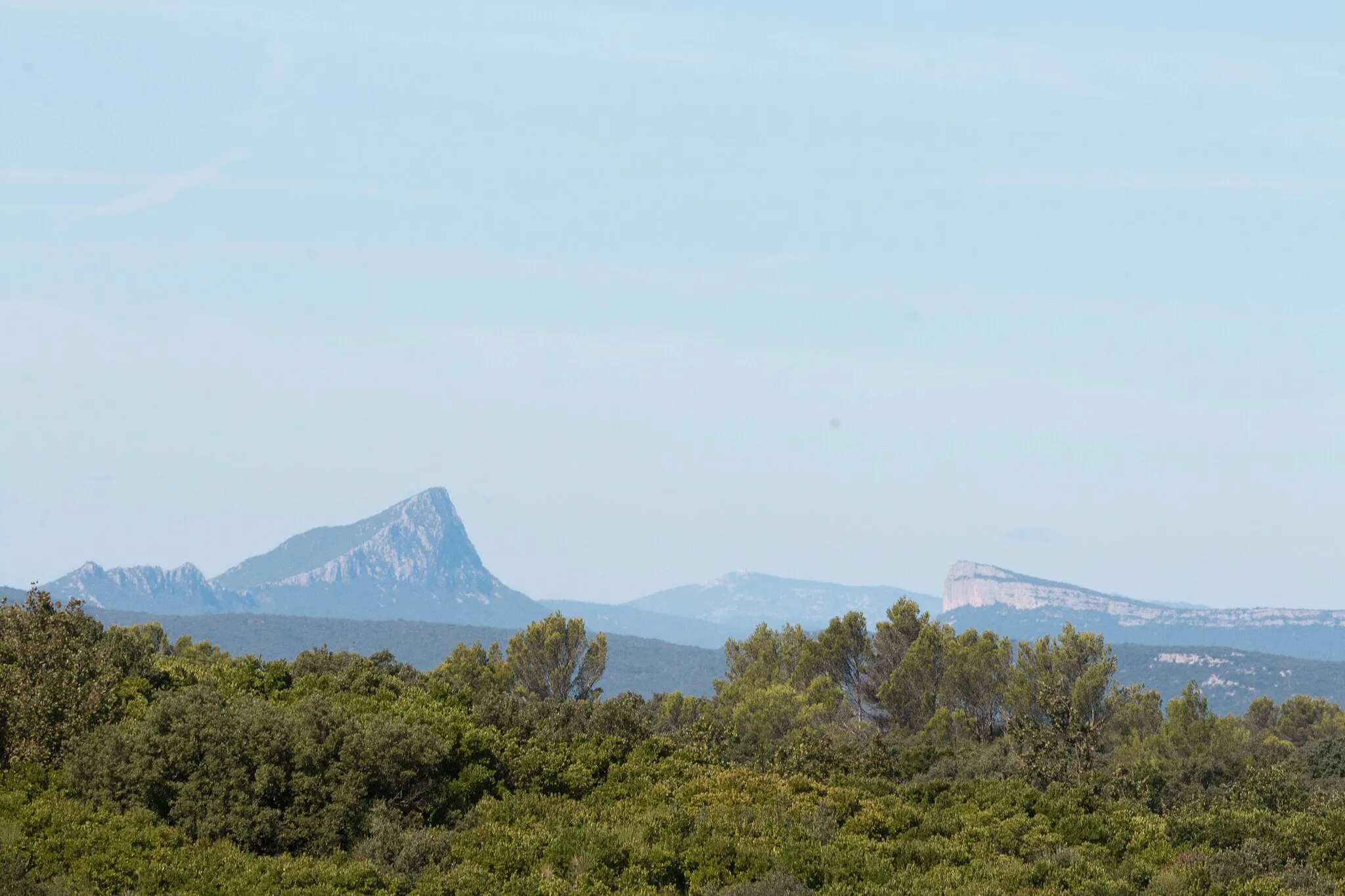 Photo showing: The Pic Saint-Loup seen from the road to Montpezat.