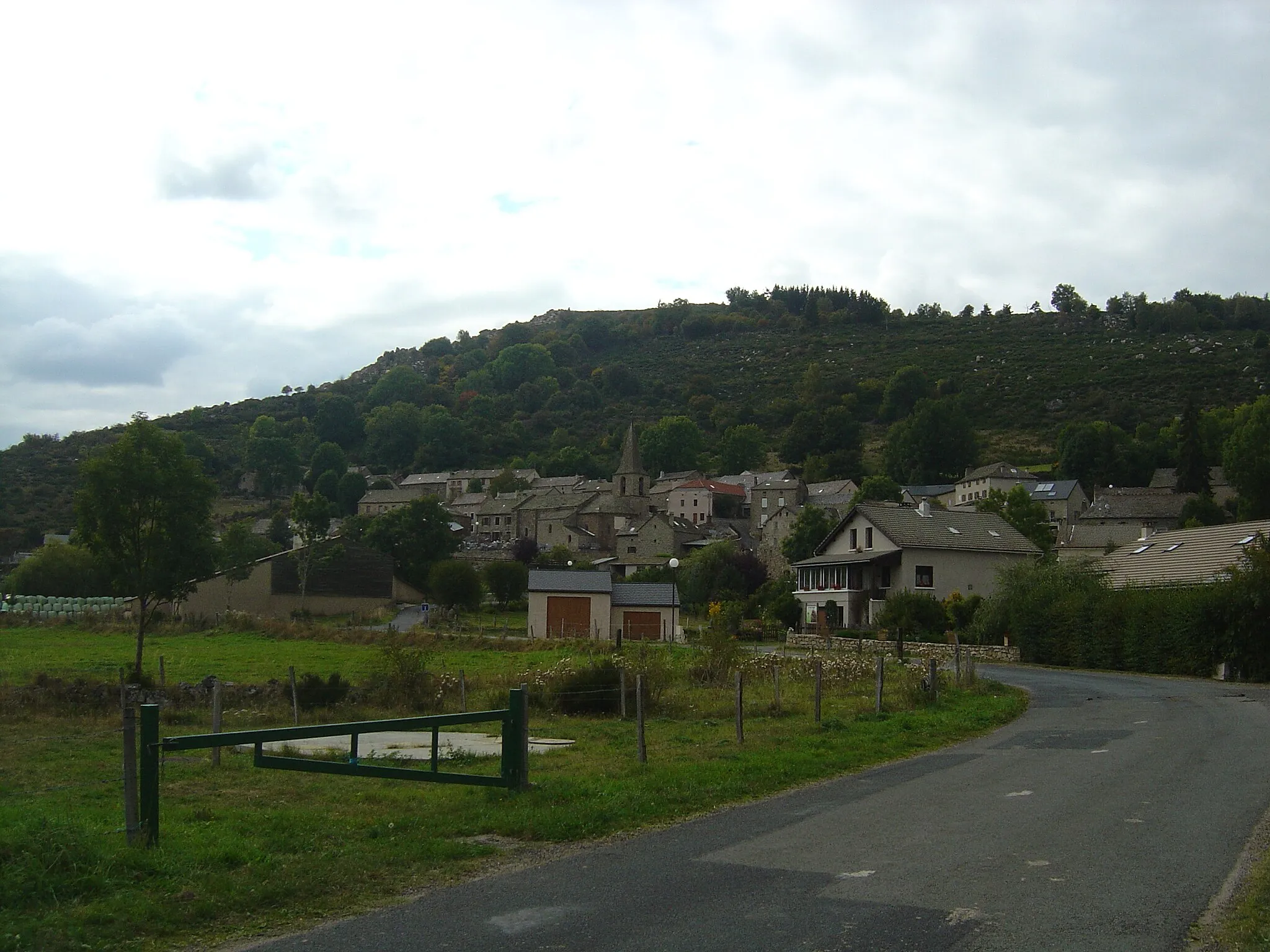 Photo showing: Vue générale du petit village d'Arzenc-de-Randon