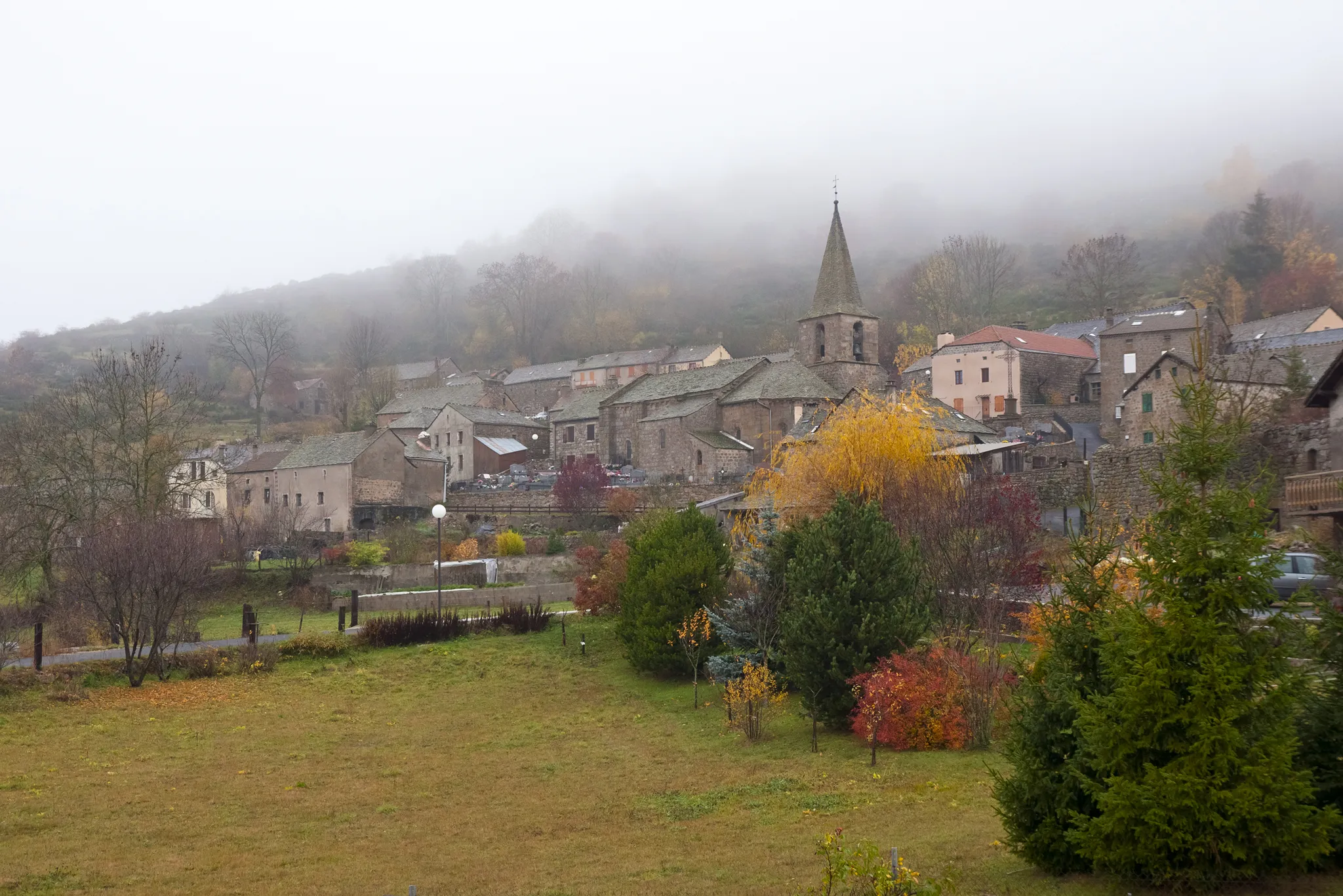 Photo showing: village d'Arzenc-de-Randon enveloppé de brume