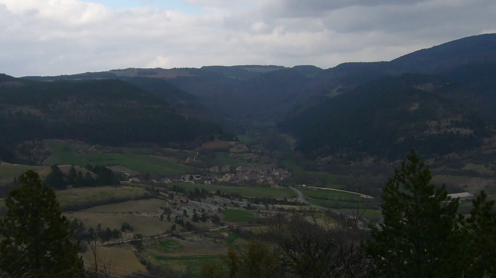 Photo showing: Vue générale du village de Lanuéjols, Lozère, France