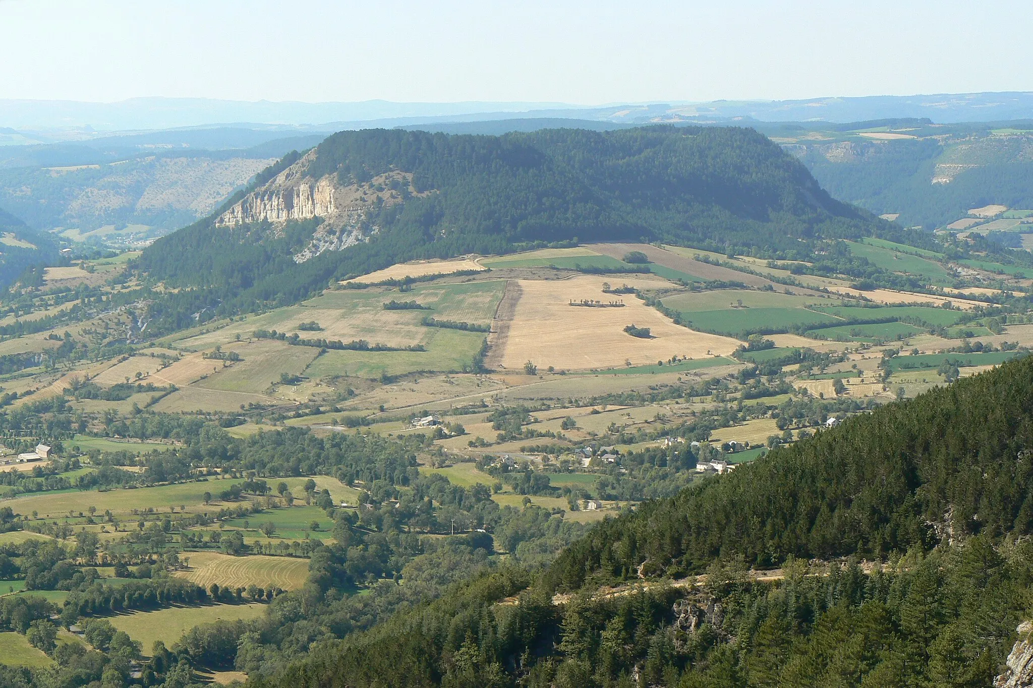 Photo showing: Le truc de Balduc vu depuis le causse de Mende (mont Mimat) en Lozère (France)