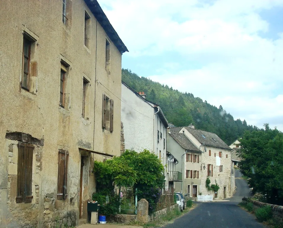 Photo showing: La départementale traversant le village de Chadenet en Lozère