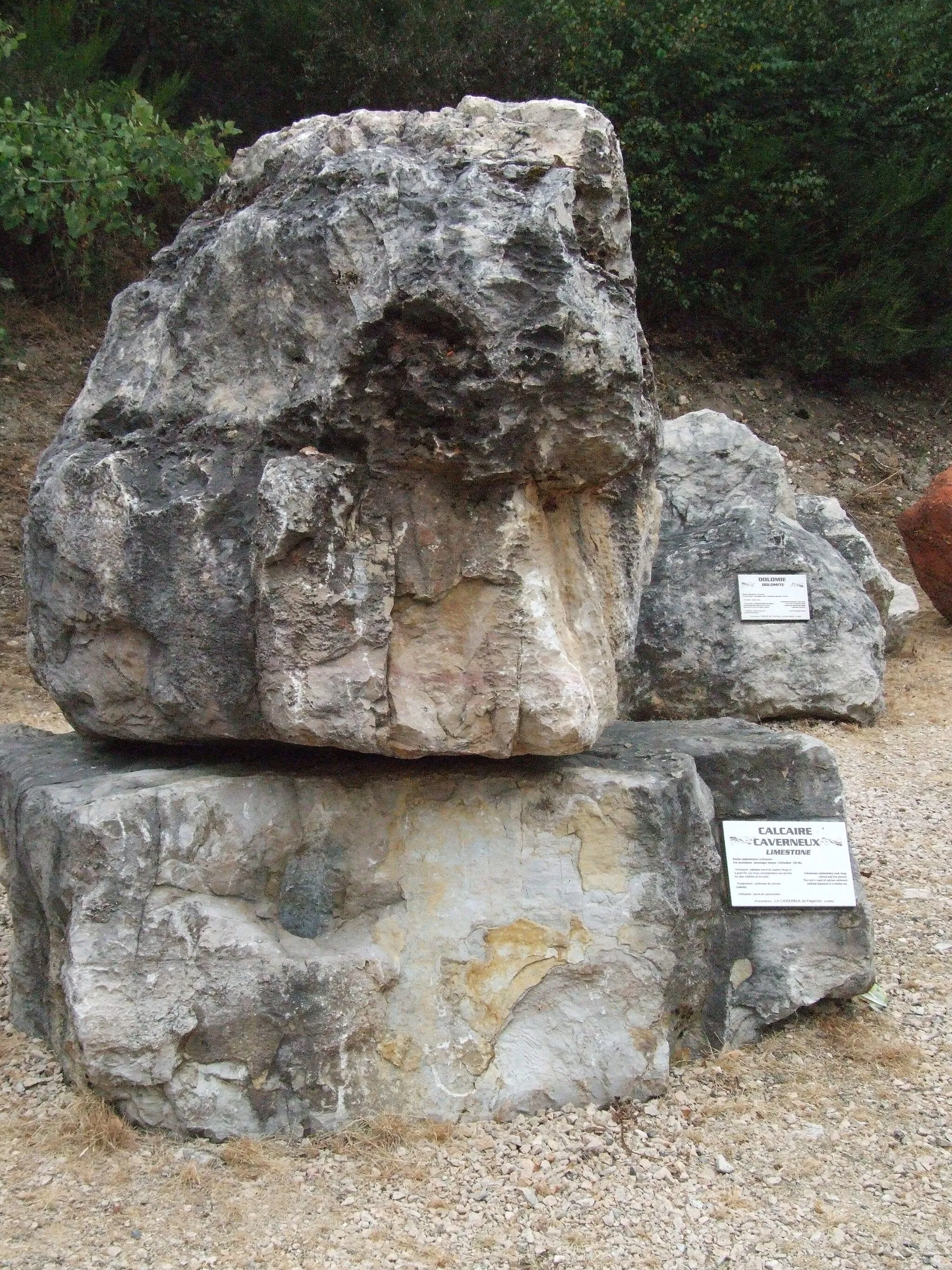 Photo showing: The Géoscope at the motorway service station, La Lozère, displays a collection of rocks found in Lozère. Each has a description.

Limestone (beige) Oxfordian
Provenance:La Canourgue, Lozère