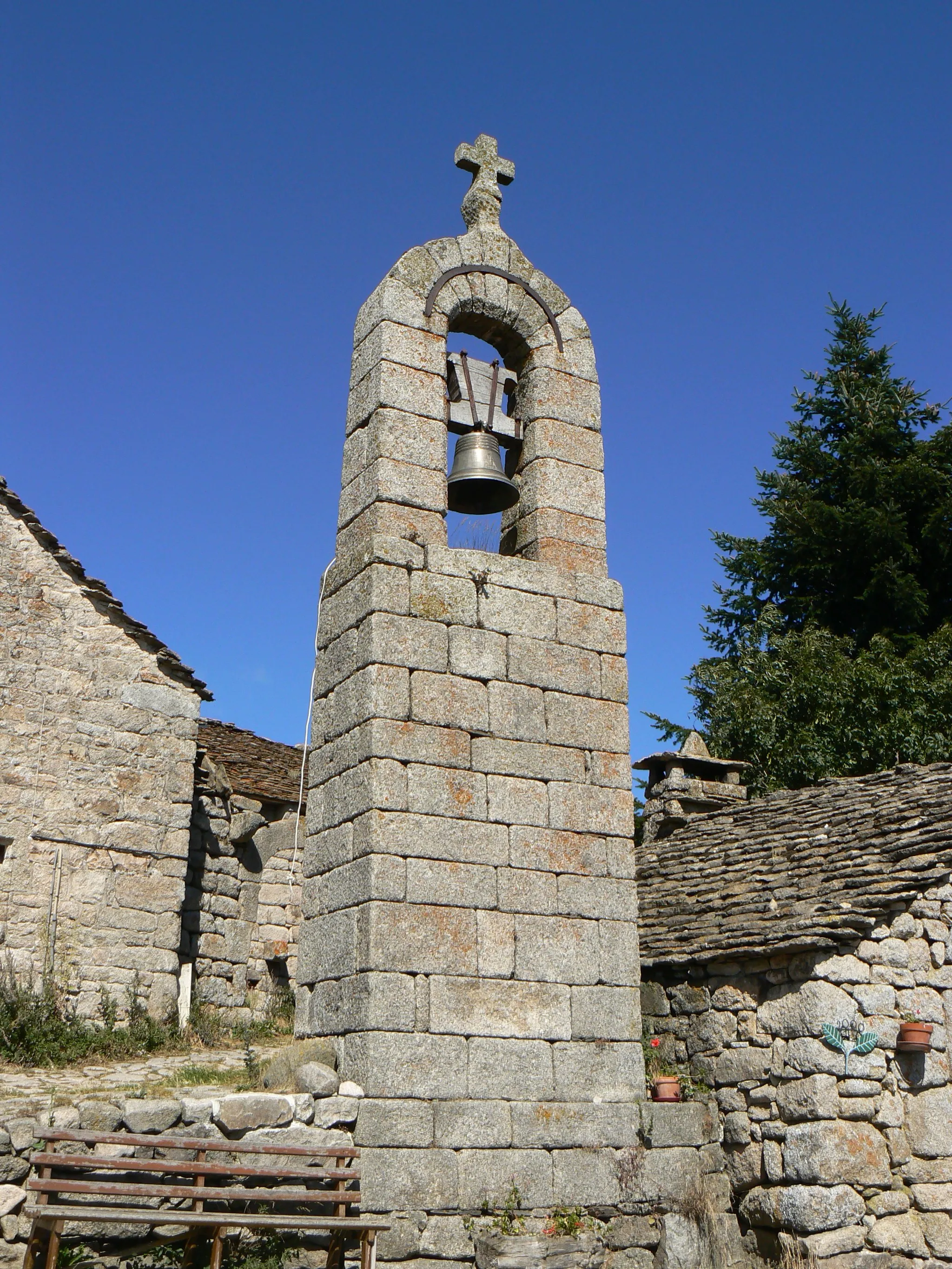 Photo showing: Clocher de tourmente du hameau de la Fage, commune de Saint-Étienne-du-Valdonnez, Lozère, France
