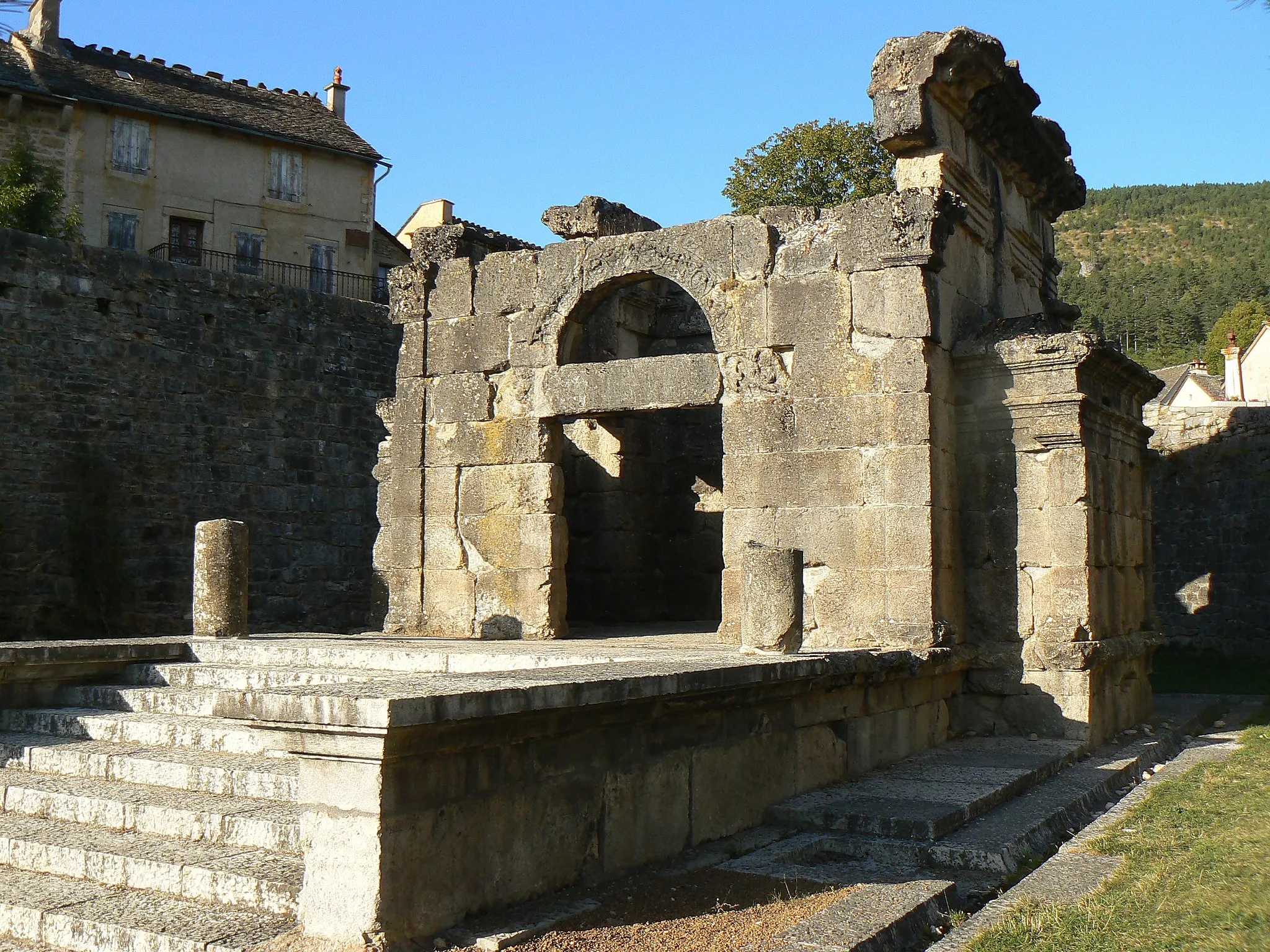 Photo showing: Mausolée romain de la commune de Lanuéjols en Lozère