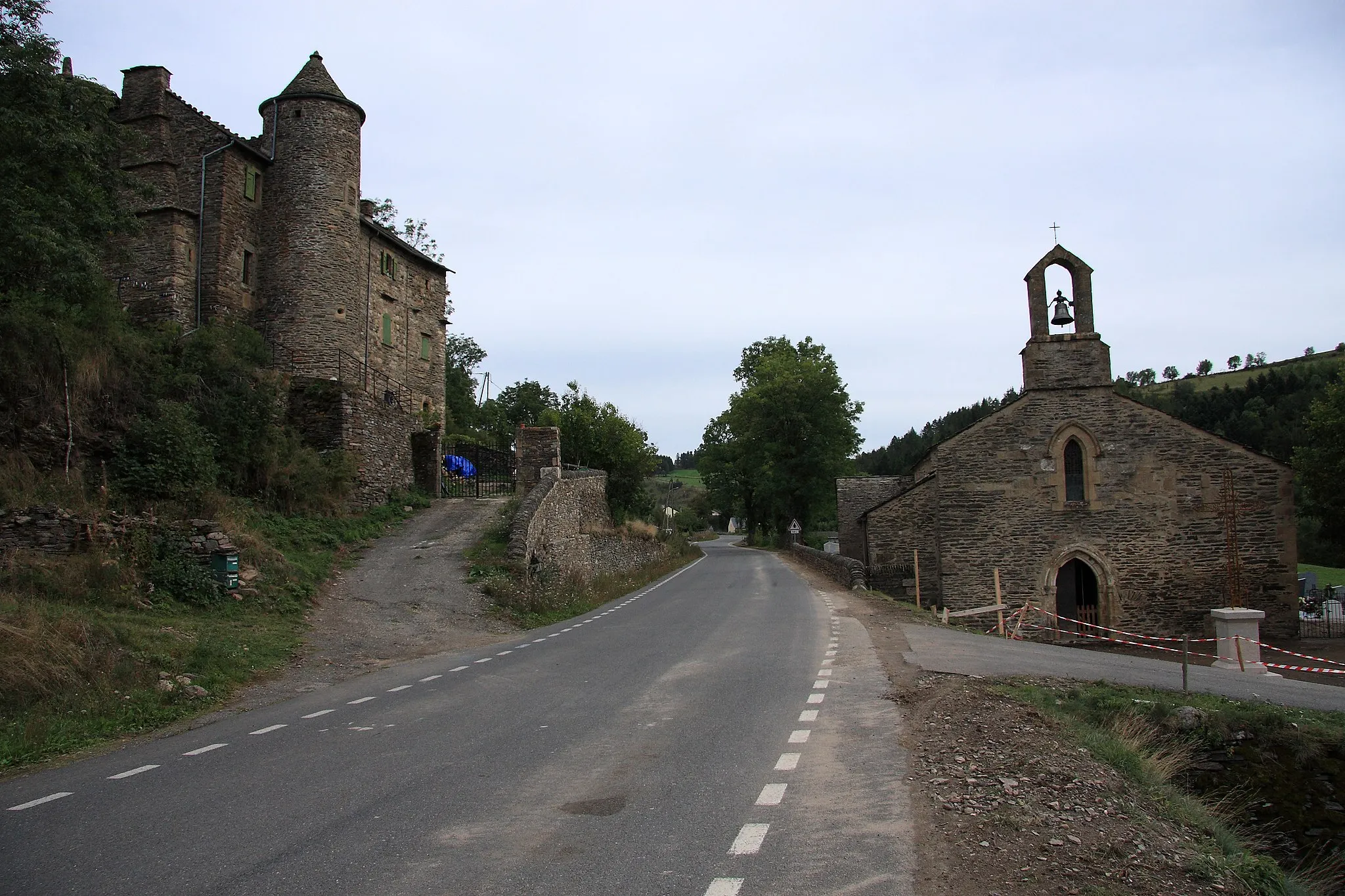 Photo showing: À gauche, le prieuré ; à droite, la chapelle, à Saint-Jean-du-Bleymard (commune du Bleymard) en Lozère