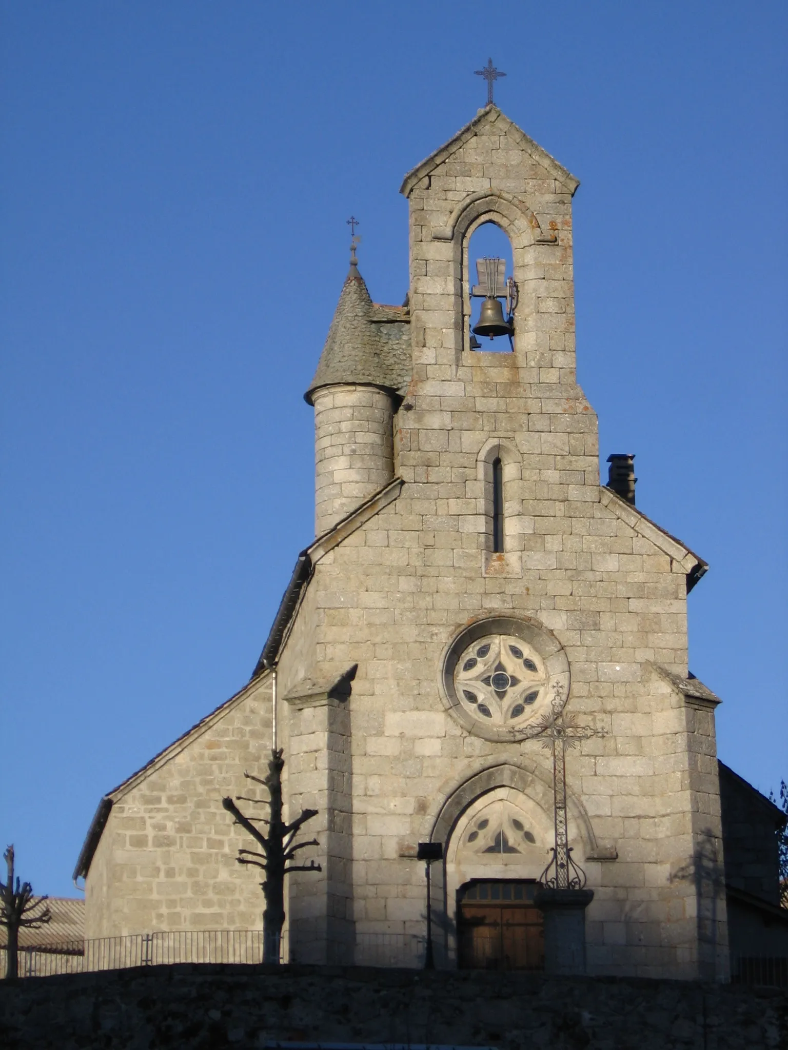 Photo showing: Photo de l'Eglise du Buisson, prise en décembre 2006 du sud du village.