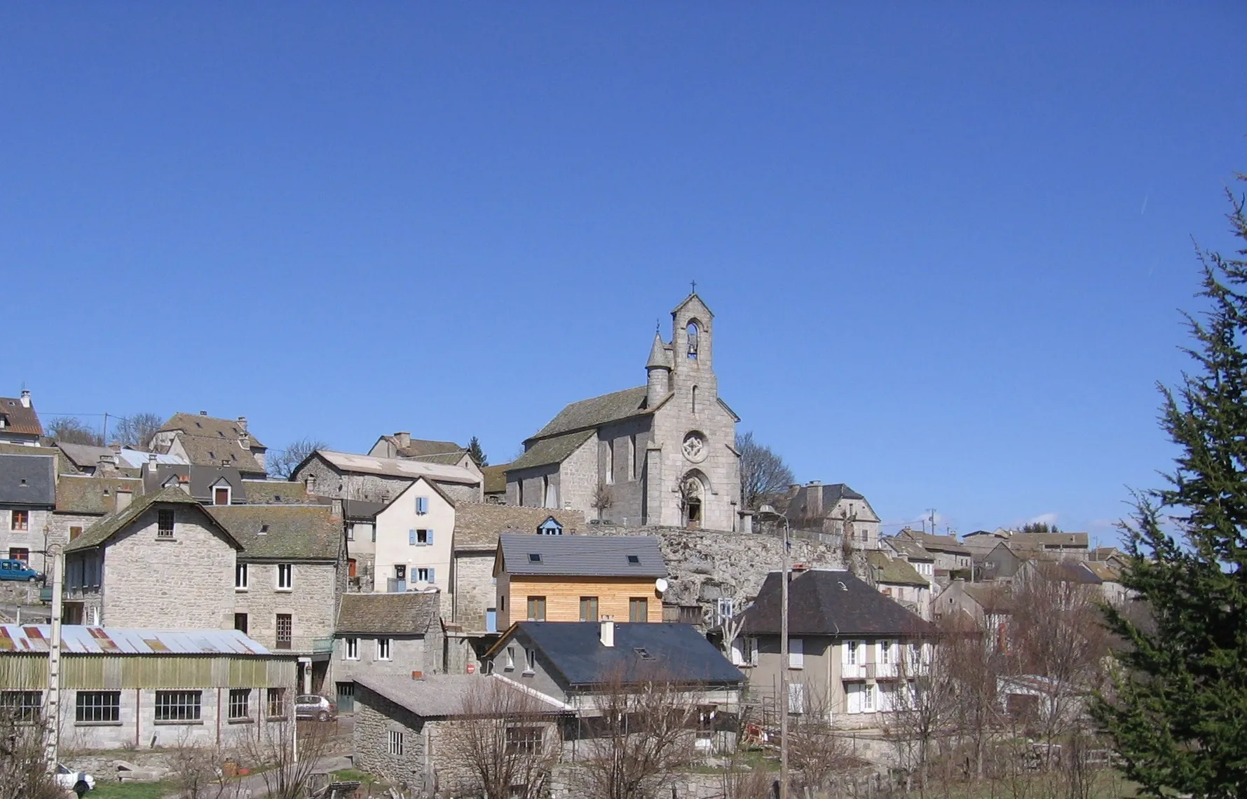 Photo showing: Photo de l'Eglise du Buisson, printemps 2008.