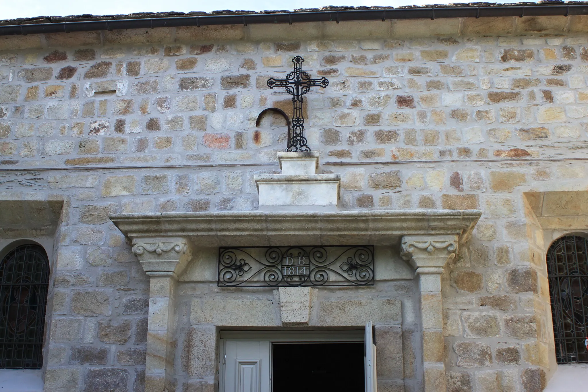 Photo showing: Fronton (avec la signature -DB- et l'année -1811) de l'église de la Puech de la Sabatière, Fr-48-le Collet-de-Dèze.