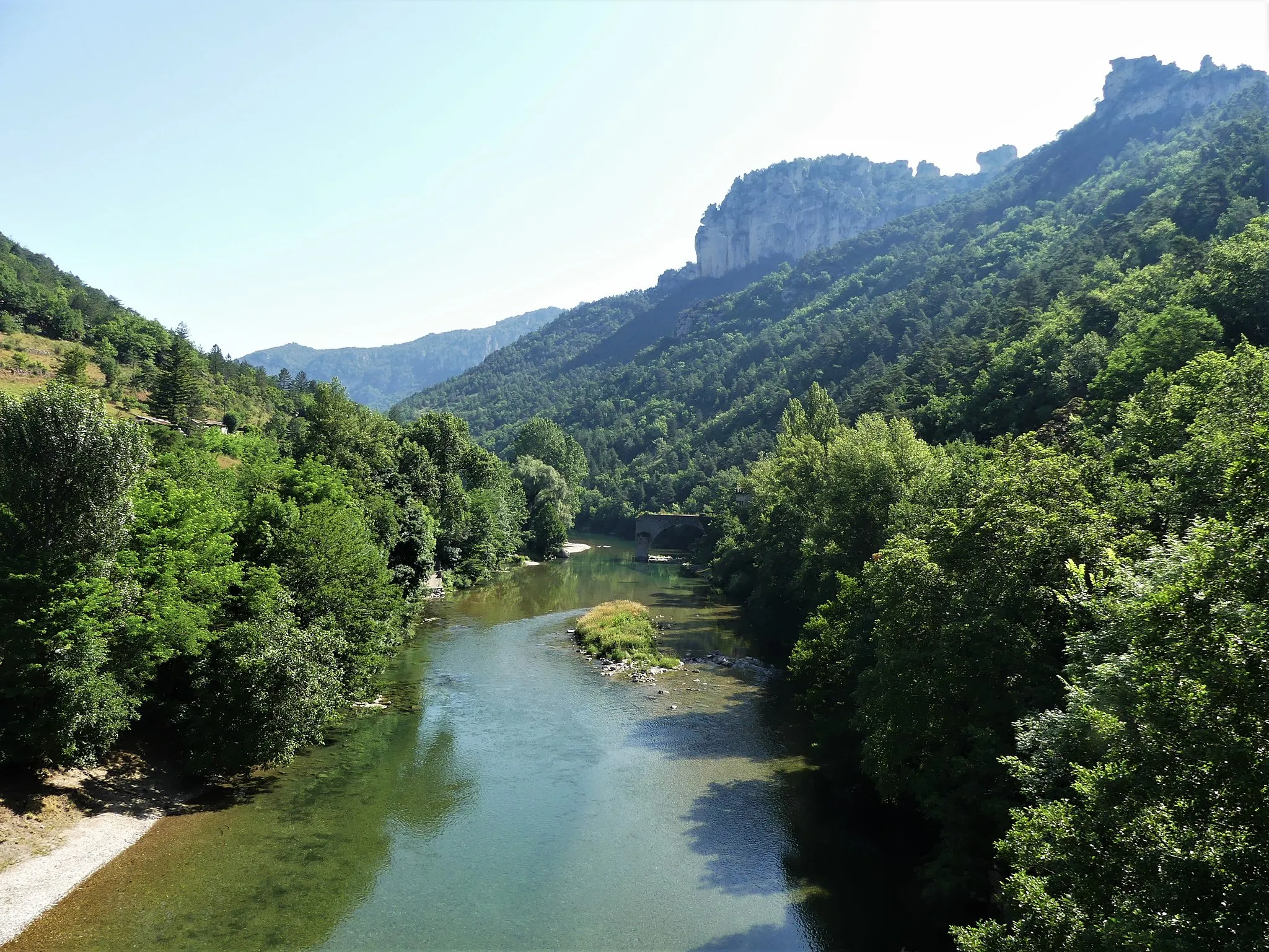 Photo showing: Le Tarn au pont de la route départementale 996, en limite de Mostuéjouls (à gauche, département de l'Aveyron) et Le Rozier (en rive opposée, département de la Lozère), France. Vue prise en direction de l'amont.