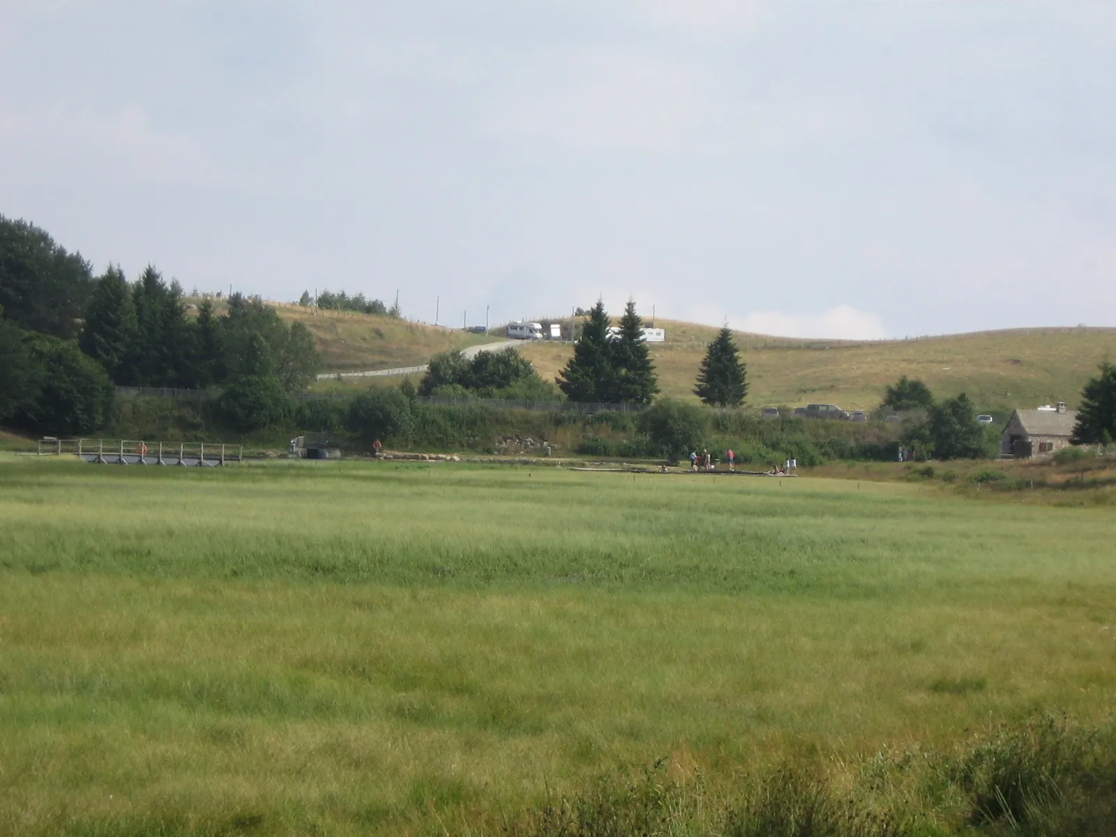 Photo showing: Etang et tourbière de Bonnecombe. Le col est au fond (vue prise vers le sud)