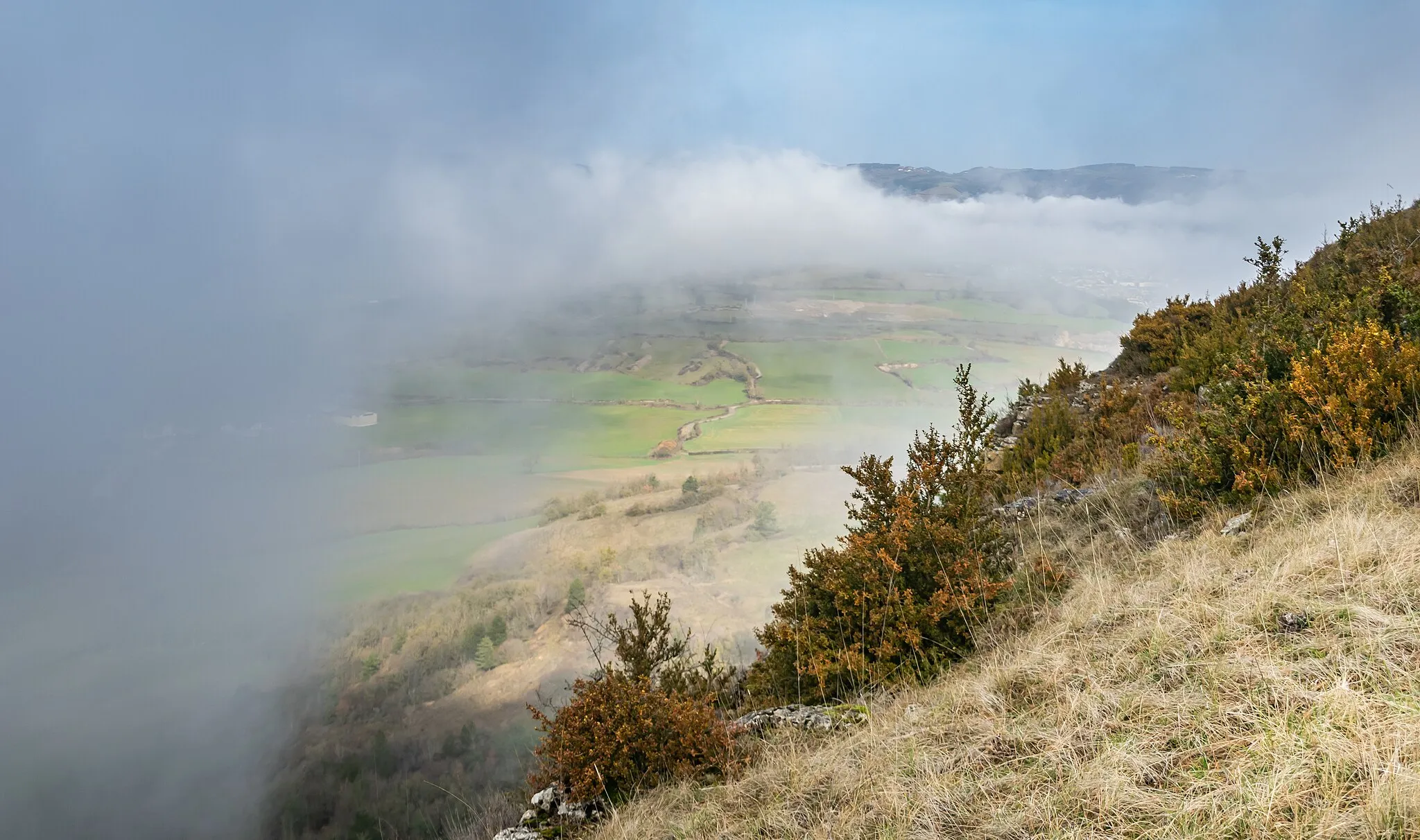 Photo showing: Foggy day in commune of Saint-Bonnet-de-Chirac (view from Truc de Saint-Bonnet-de-Chirac), Lozère, France