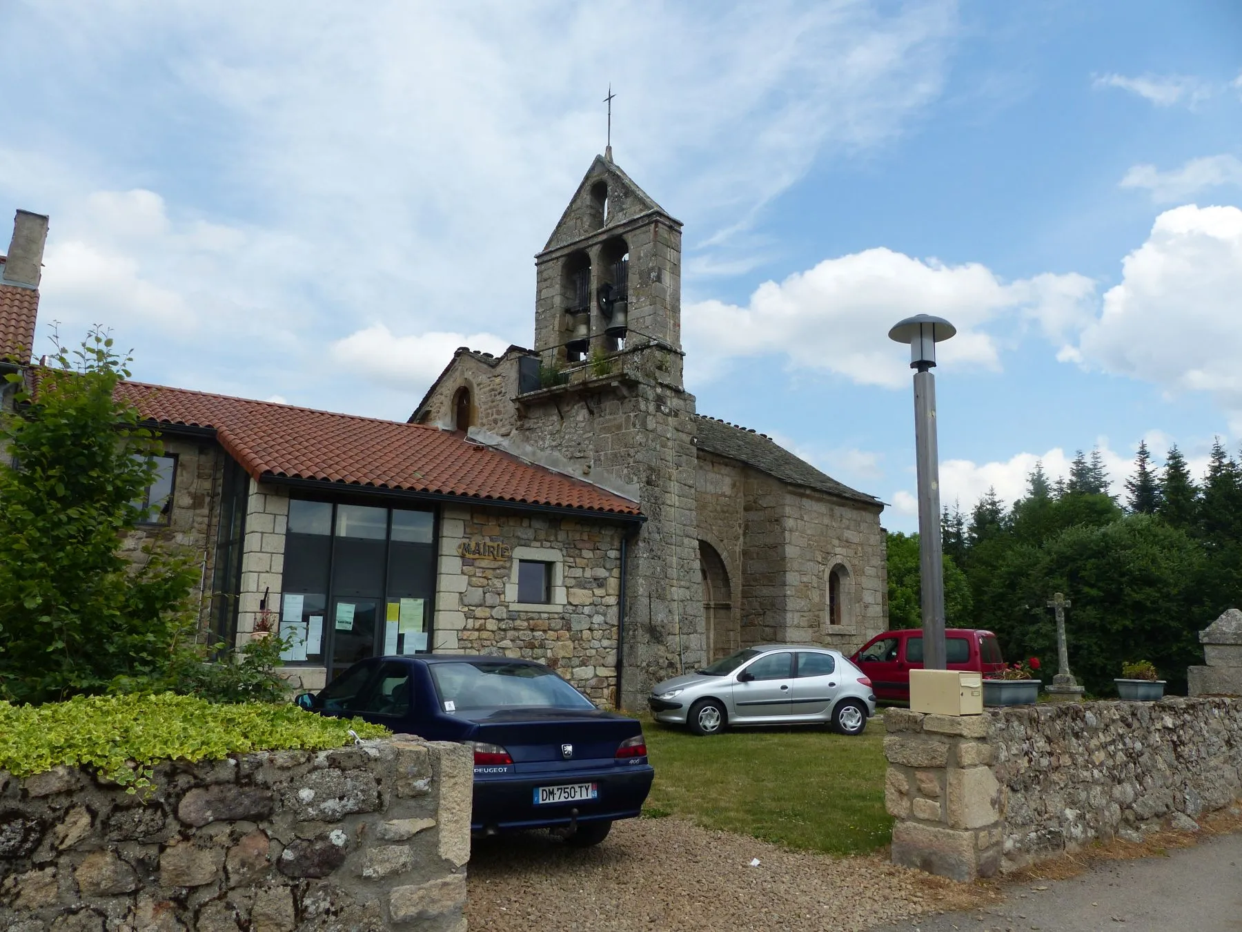 Photo showing: Church and Mairie, Saint-Flour-de-Mercoire