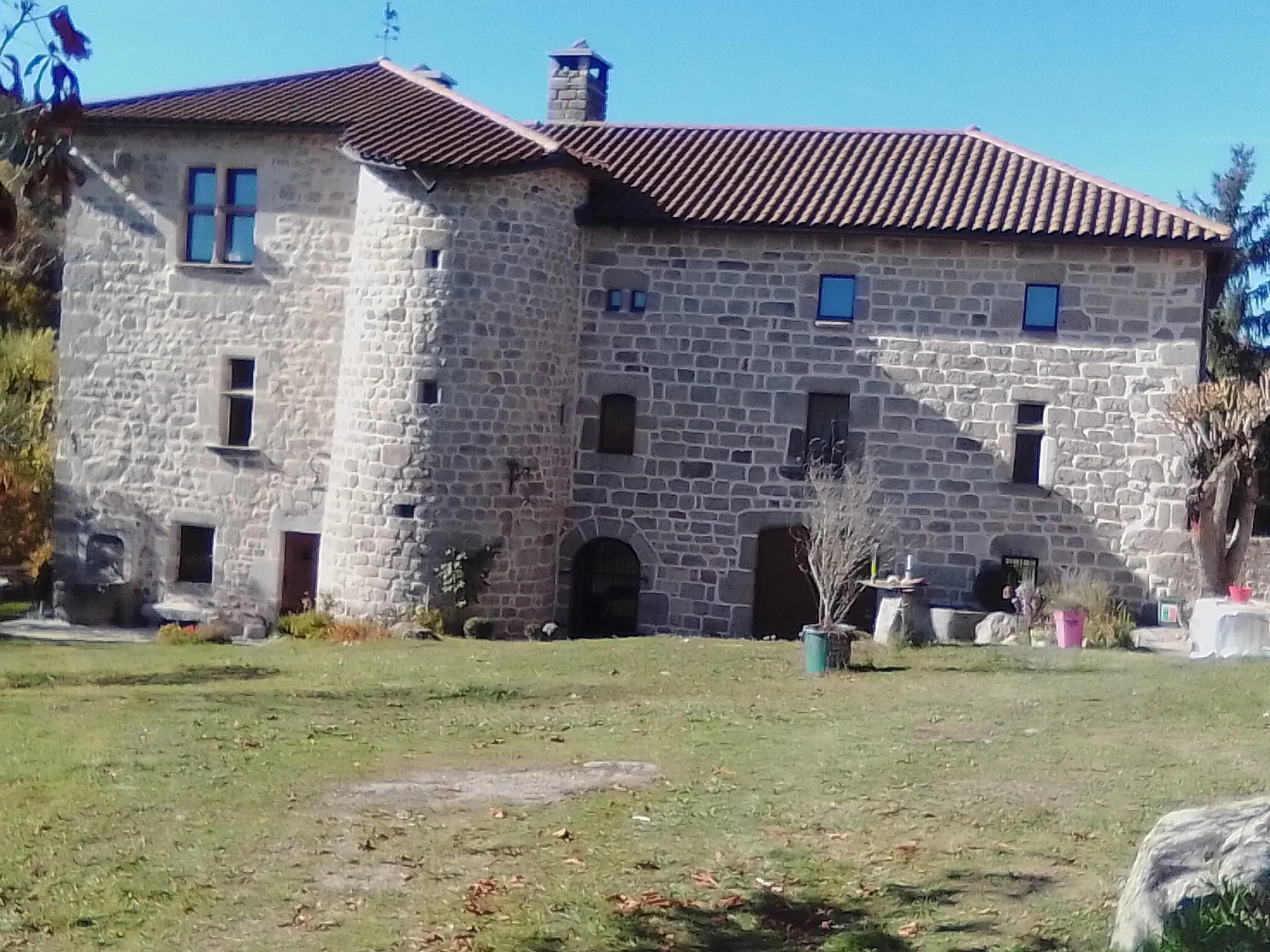 Photo showing: A proximité de l'église Saint Barthélémy dans la commune de Saint-Léger-du-Malzieu se trouve l'un des deux châteaux encore en partie conservé. Il domine les gorges de la Truyère.