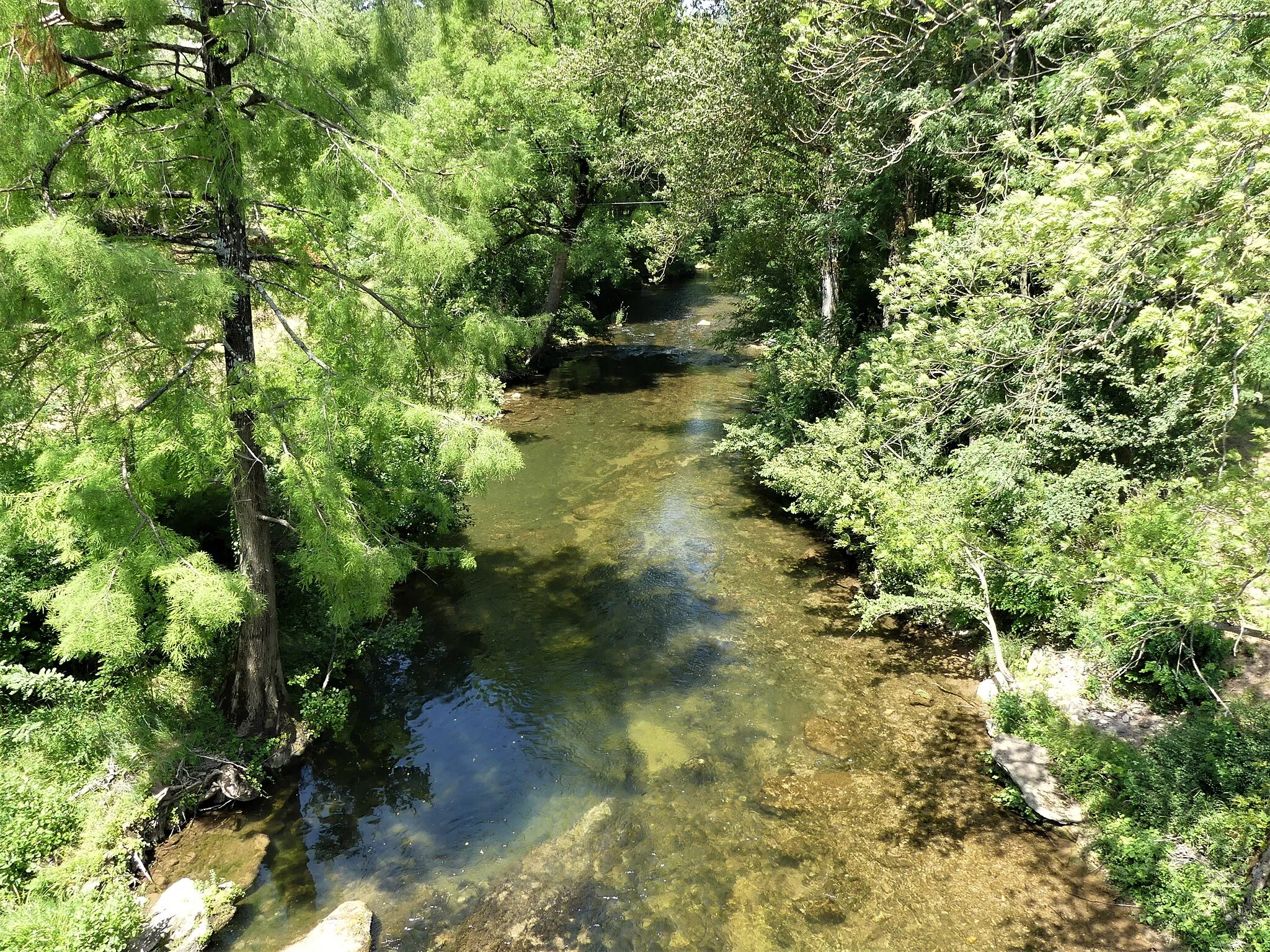 Photo showing: La Sorgues vue depuis le pont Vieux, Saint-Félix-de-Sorgues, Aveyron, France. Vue prise en direction de l'aval.