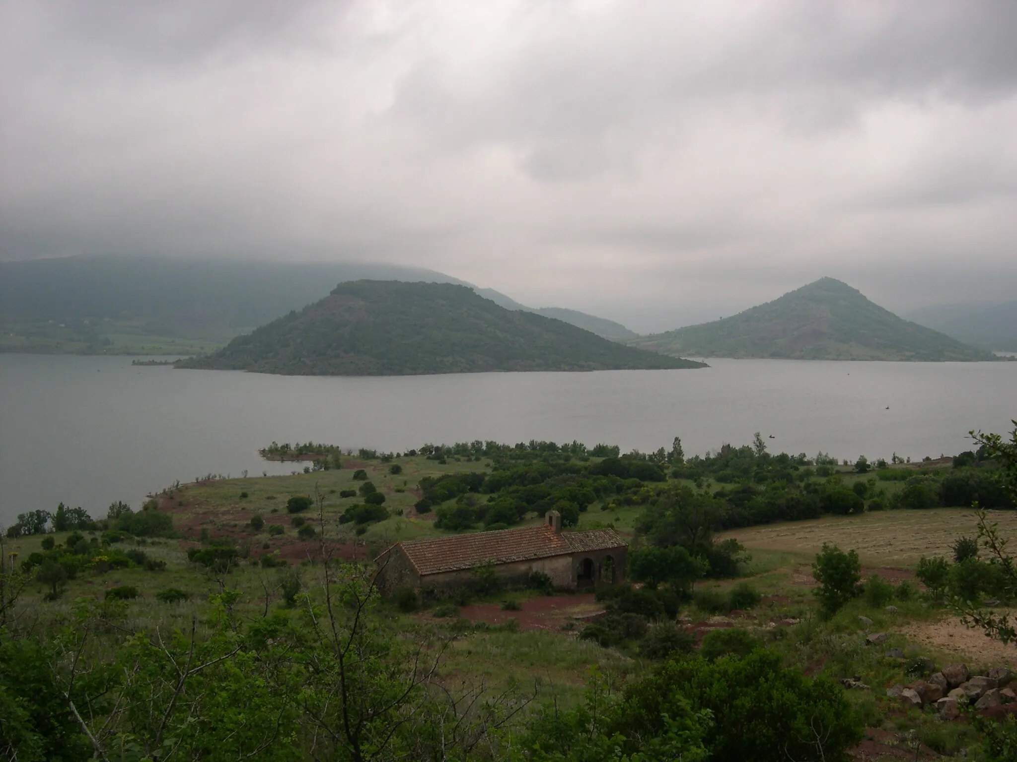 Photo showing: Celles (Hérault) - chapelle Notre-Dame-des-Clans (XIV-XVe siècles) et lac du Salagou.