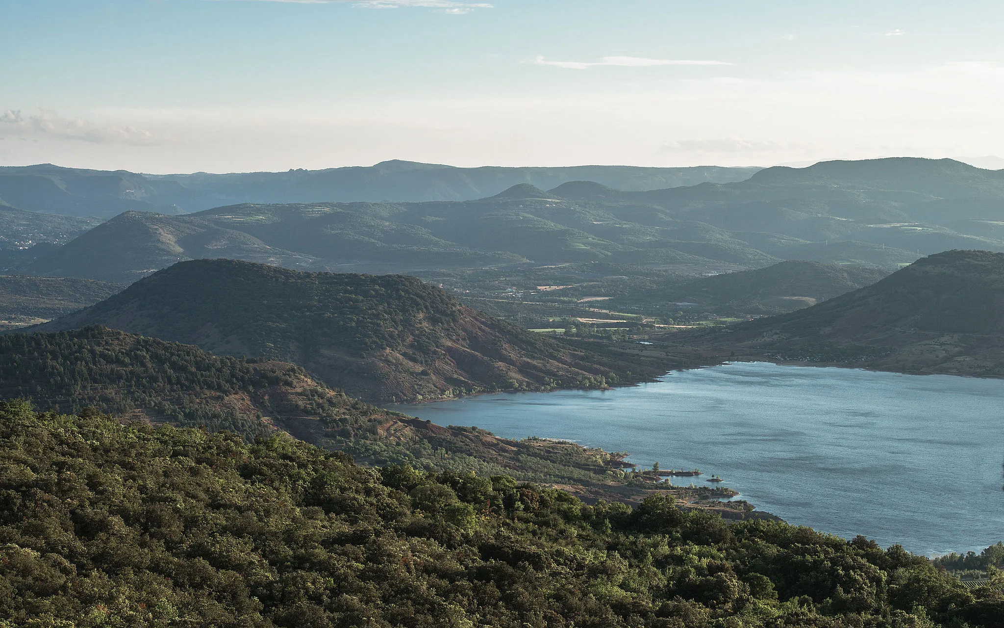 Photo showing: The "Lac du Salagou". Photo taken from the South in  the commune of Liausson. Hérault, France.