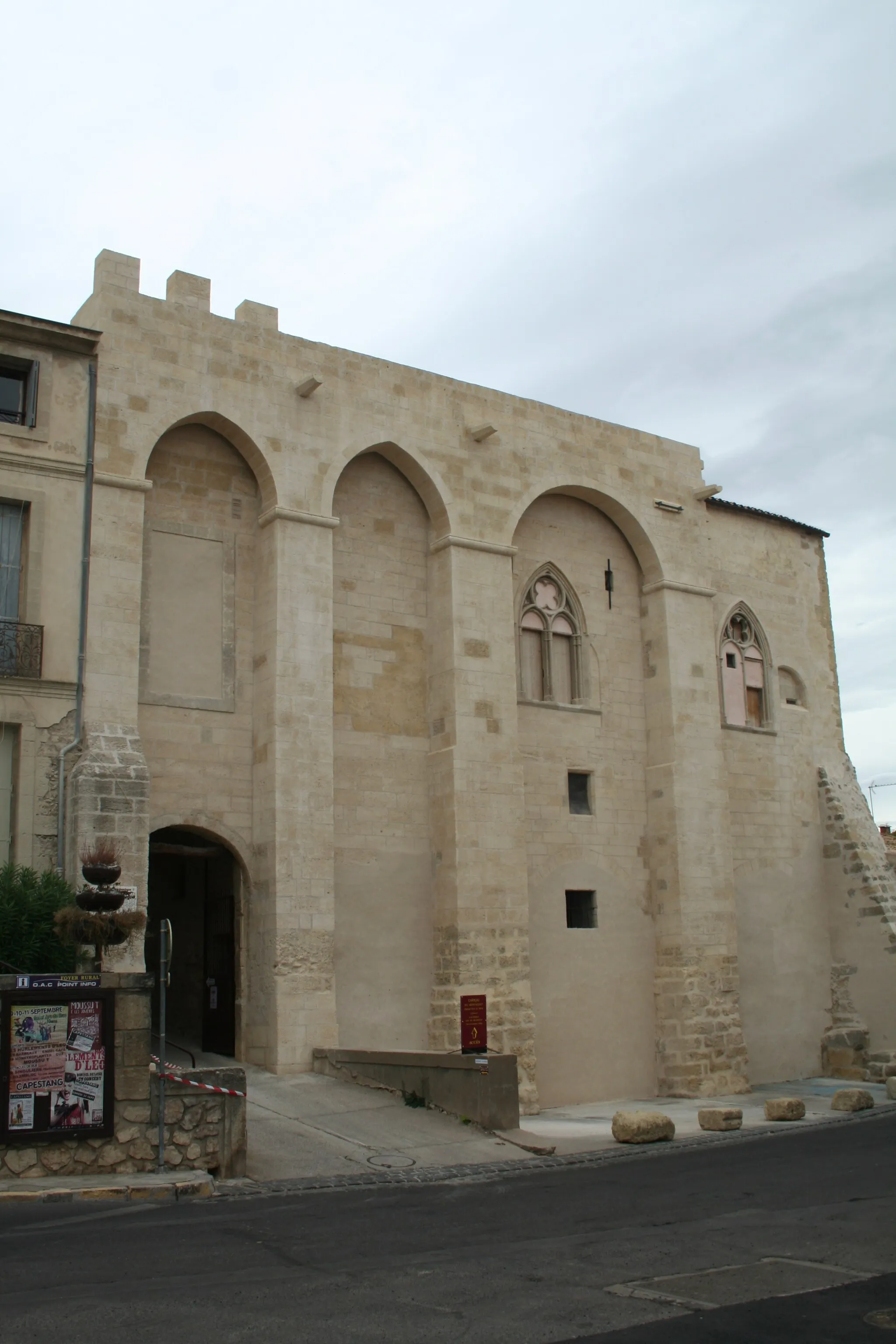 Photo showing: Capestang (Hérault) - Château des archevêques de Narbonne, façade extérieure