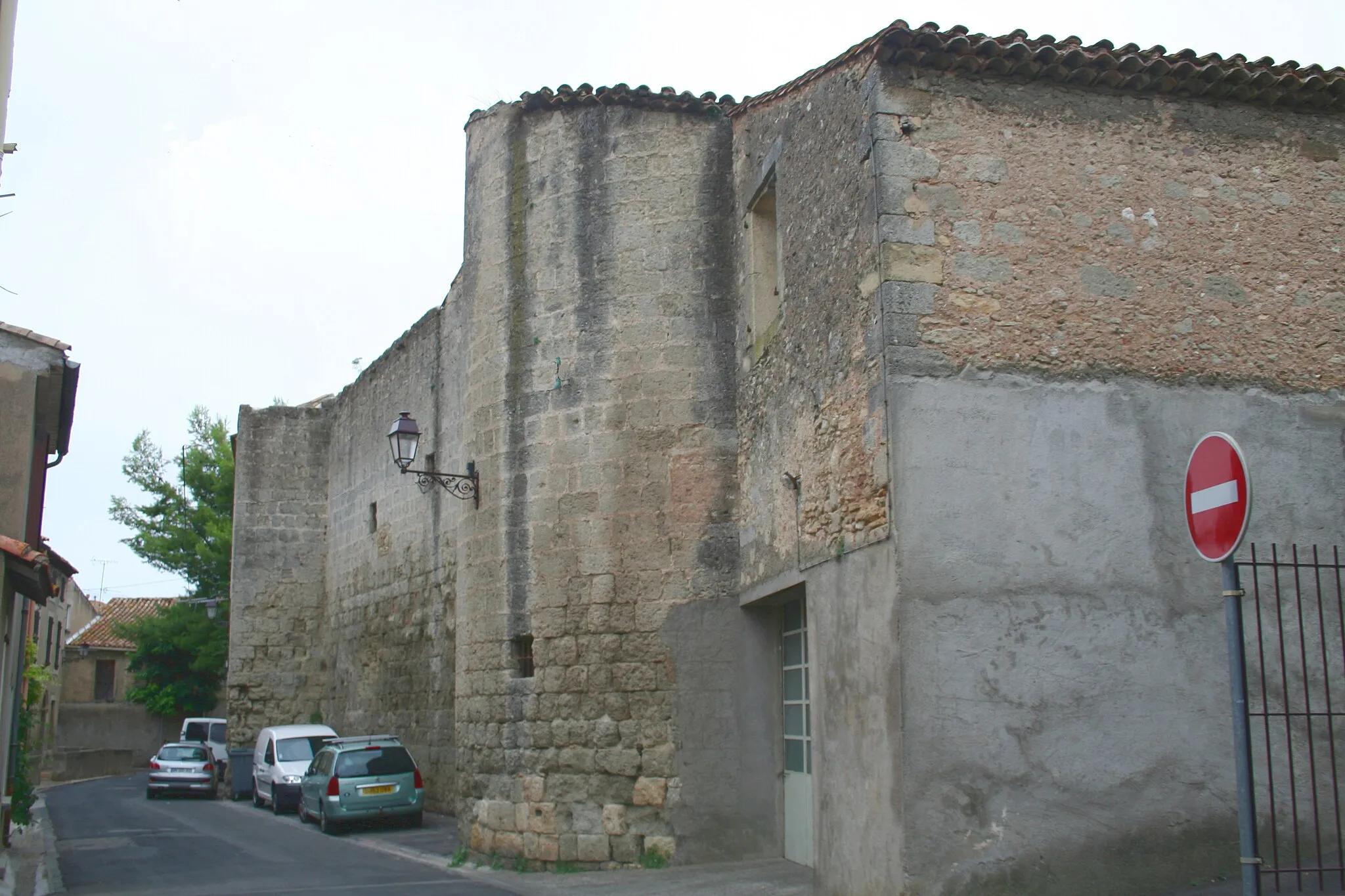 Photo showing: Capestang (Hérault) - Château des archevêques de Narbonne, mur arrière.