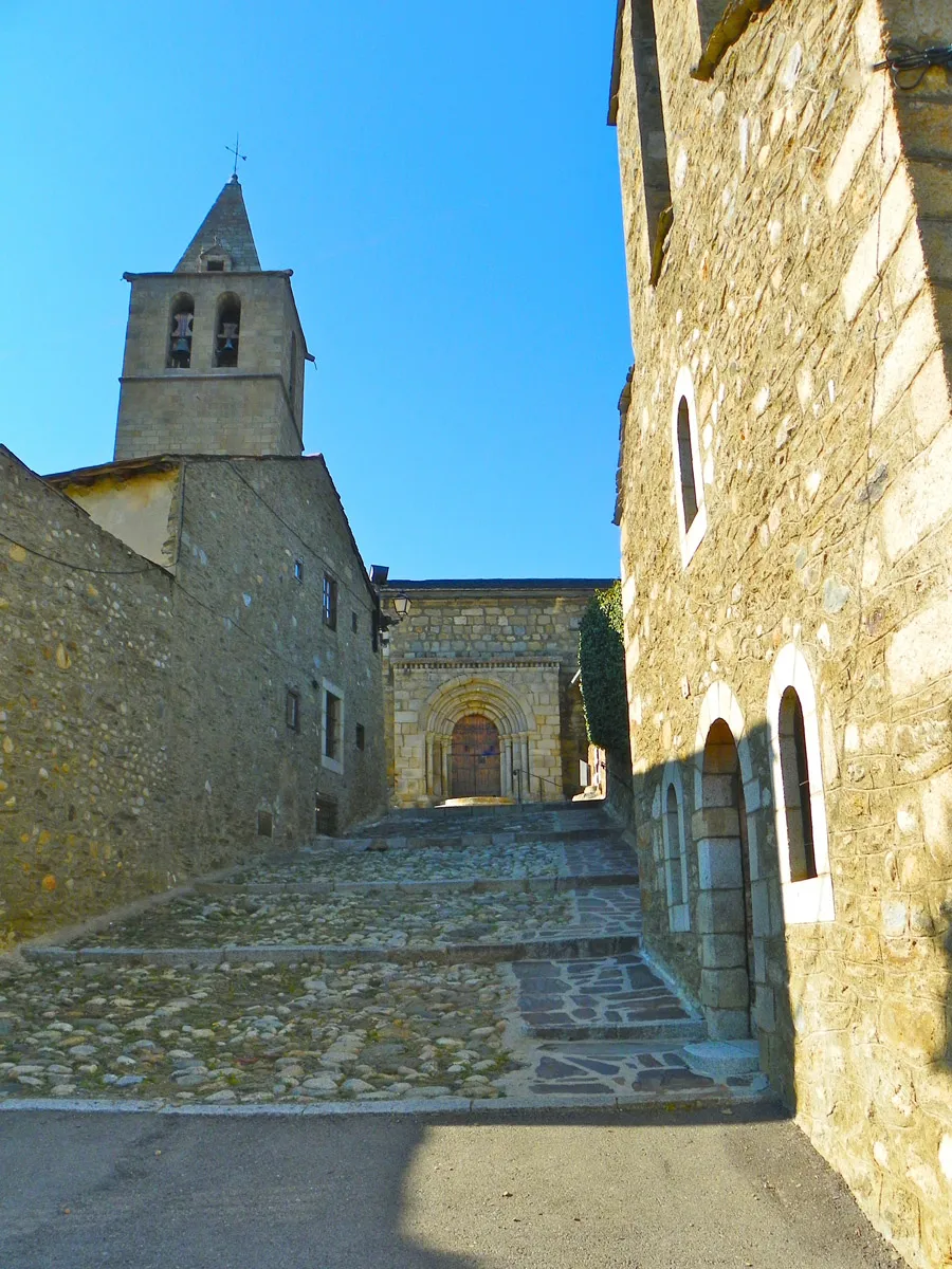 Photo showing: Portalada i campanar de Santa Cecília de Bolvir. A la dreta, façana de l'Esperança