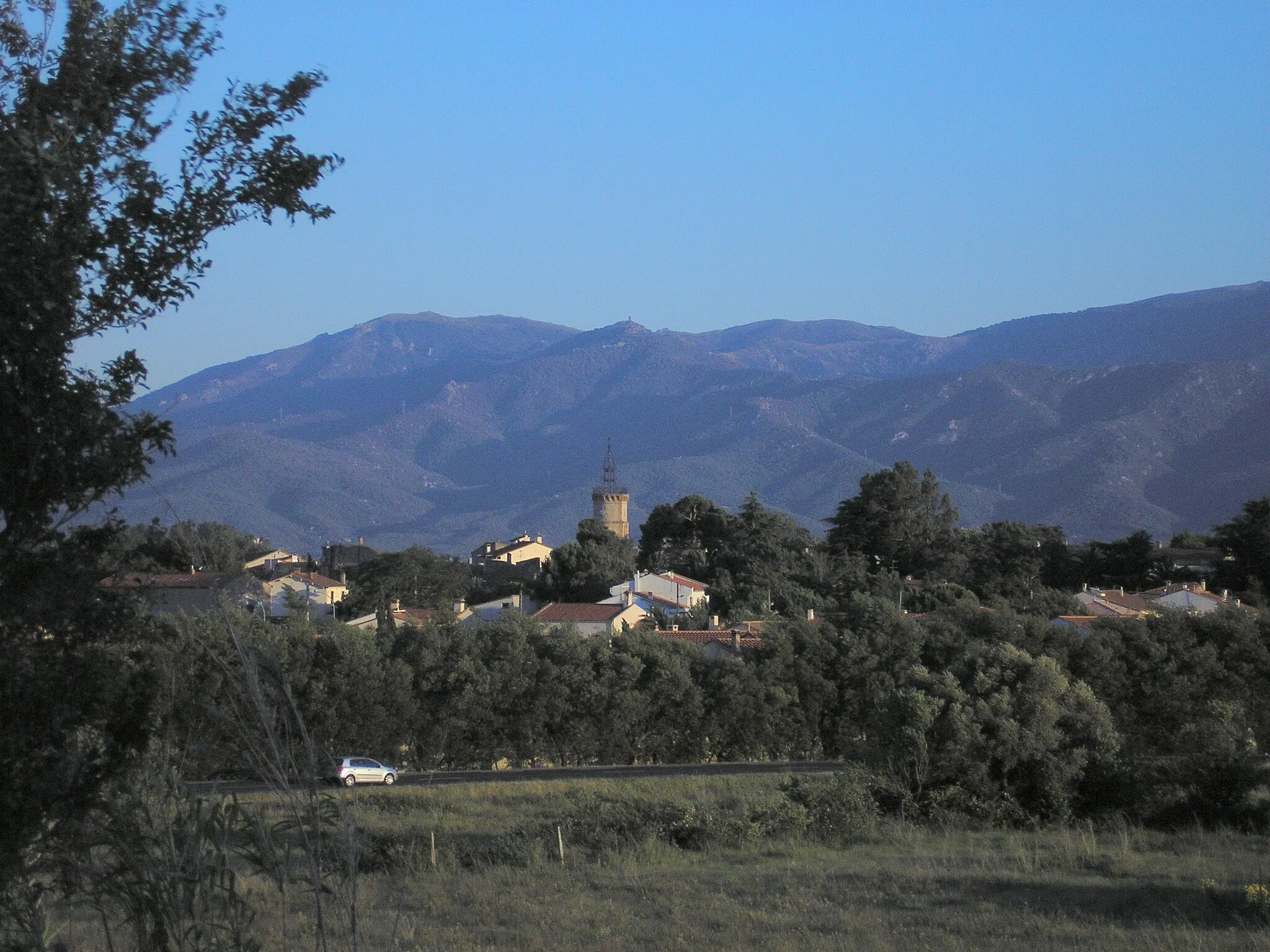 Photo showing: Latour-Bas-Elne et les Albères