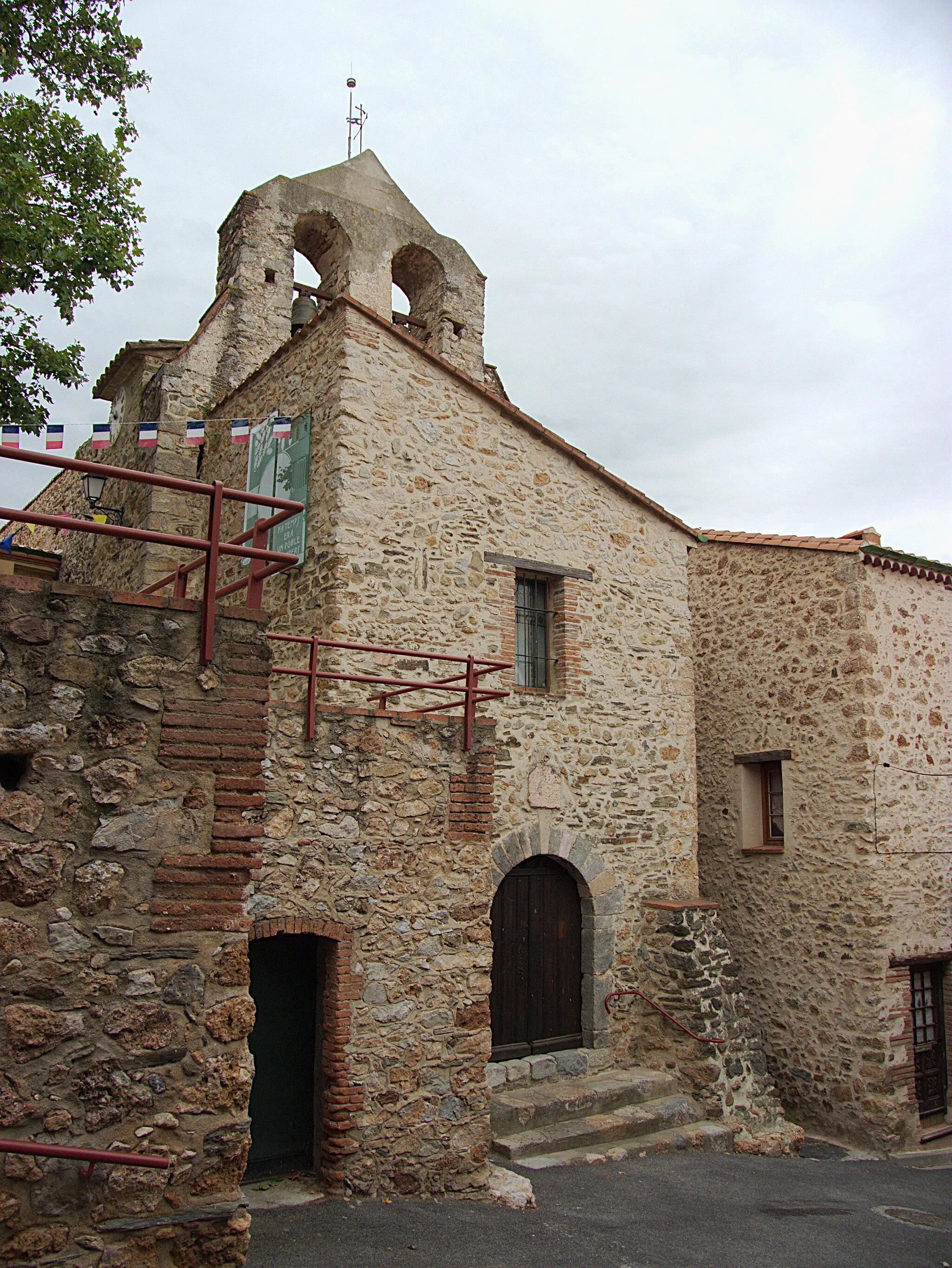 Photo showing: Maison accolée à l'église Saint-Martin, Llauro (Pyrénées-Orientales, Languedoc-Roussillon, France)