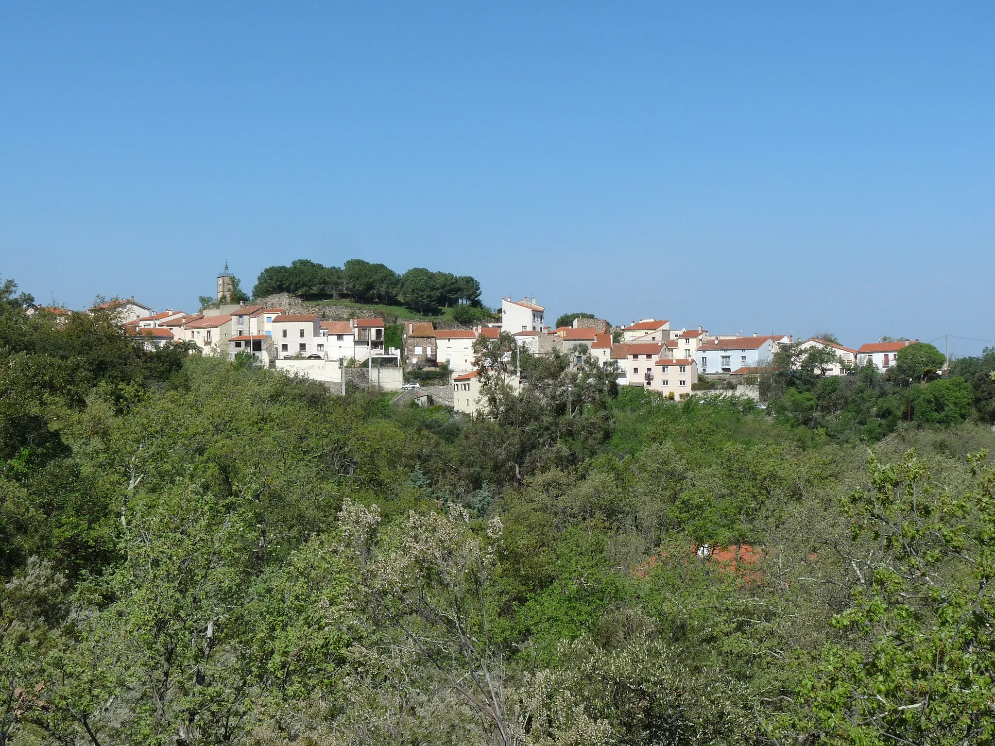 Photo showing: General view of the village & castle of Montesquieu-des-Albères (Pyrénées-Orientales, France)