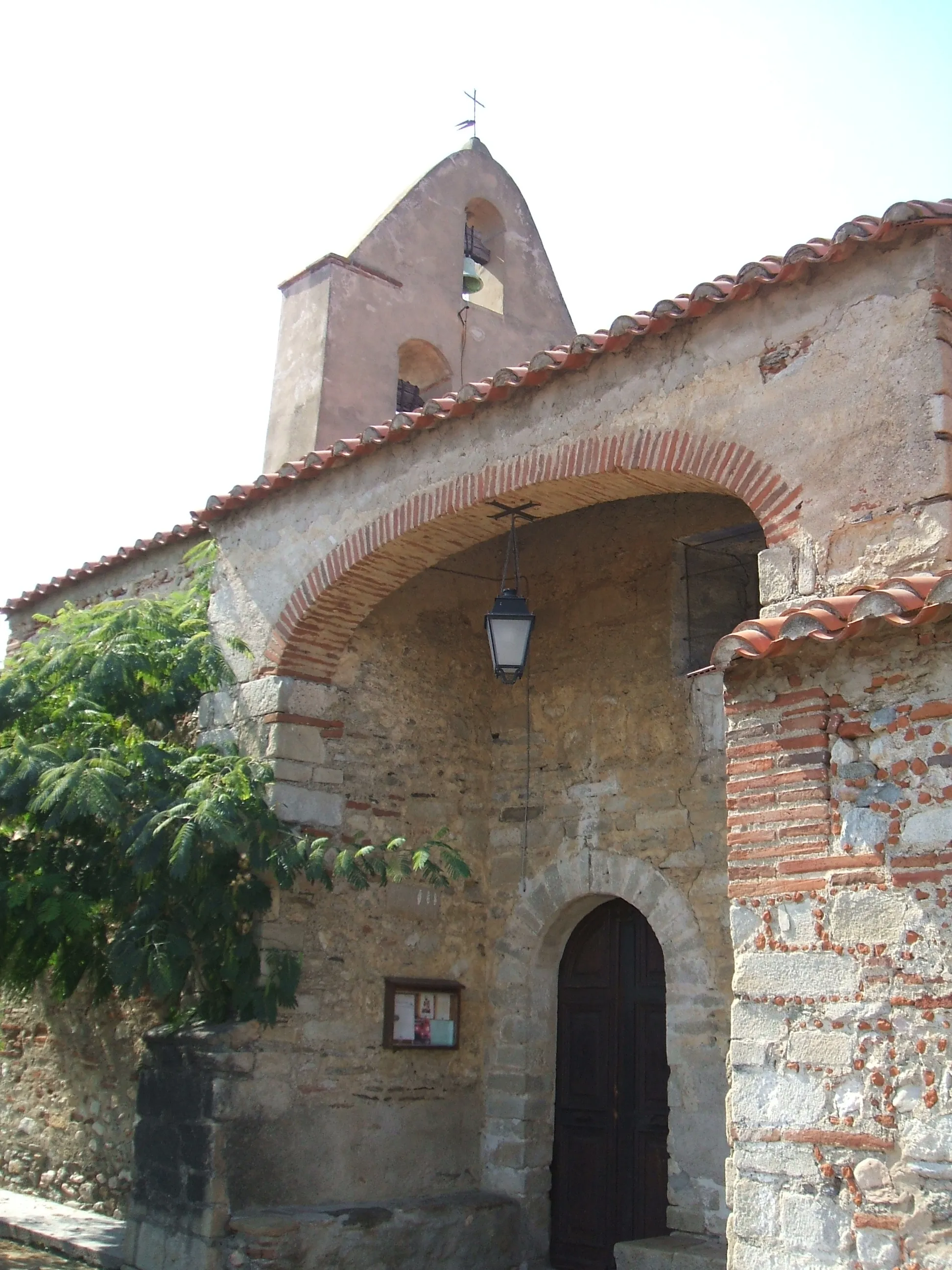 Photo showing: Ortaffa (département of Pyrénées-Orientales, Languedoc-Roussillon région, France) : church of Sainte-Eugénie (XIIth century, Romanesque architecture). Porch.