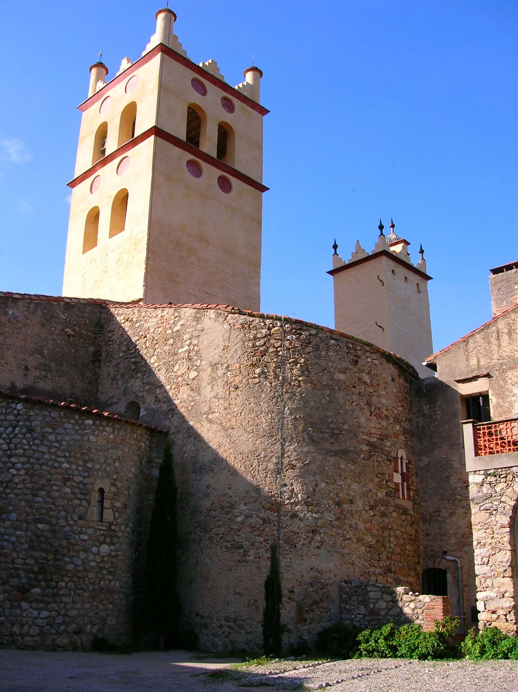 Photo showing: Vue du chevet et des clochers de l'église abbatiale de Saint-Génis-des-Fontaines.

Photographie personnelle (Octobre 2006).