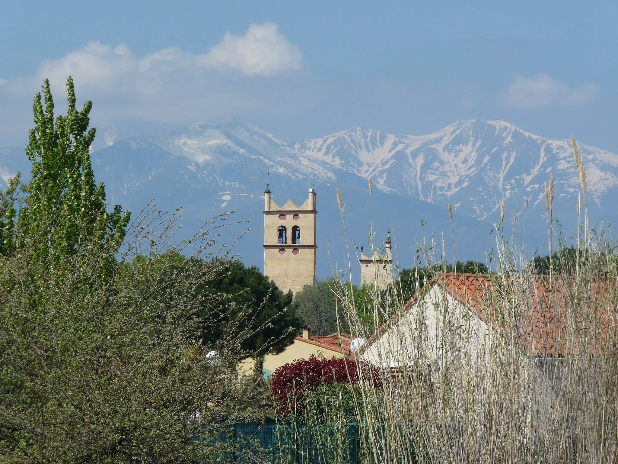 Photo showing: View of the bell-towers of the old abbaye of Saint-Génis-des-Fontaines (Pyrénées-Orientales) with the Canigou in the background.