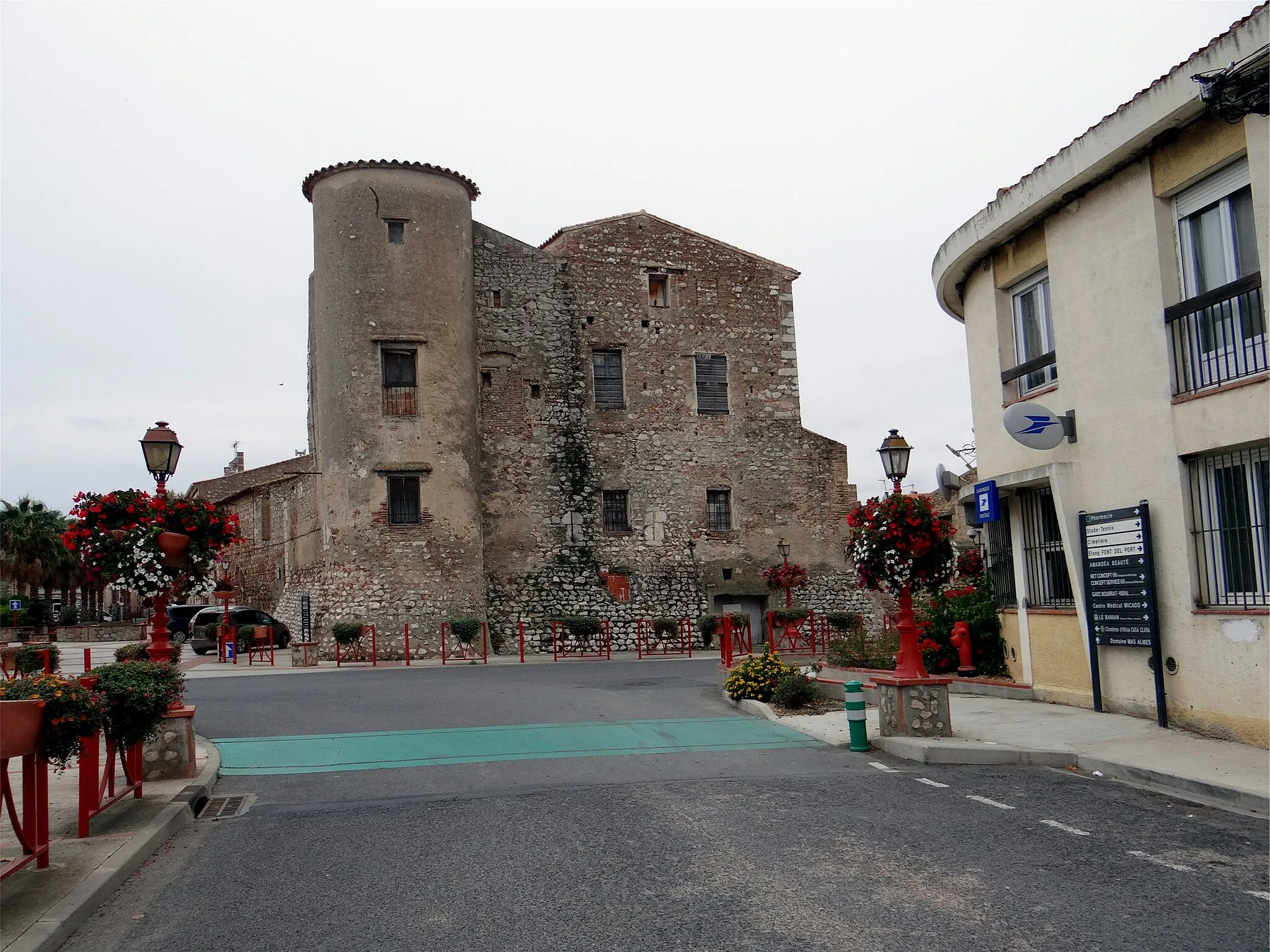 Photo showing: This building is indexed in the base Mérimée, a database of architectural heritage maintained by the French Ministry of Culture, under the reference PA00104120 .