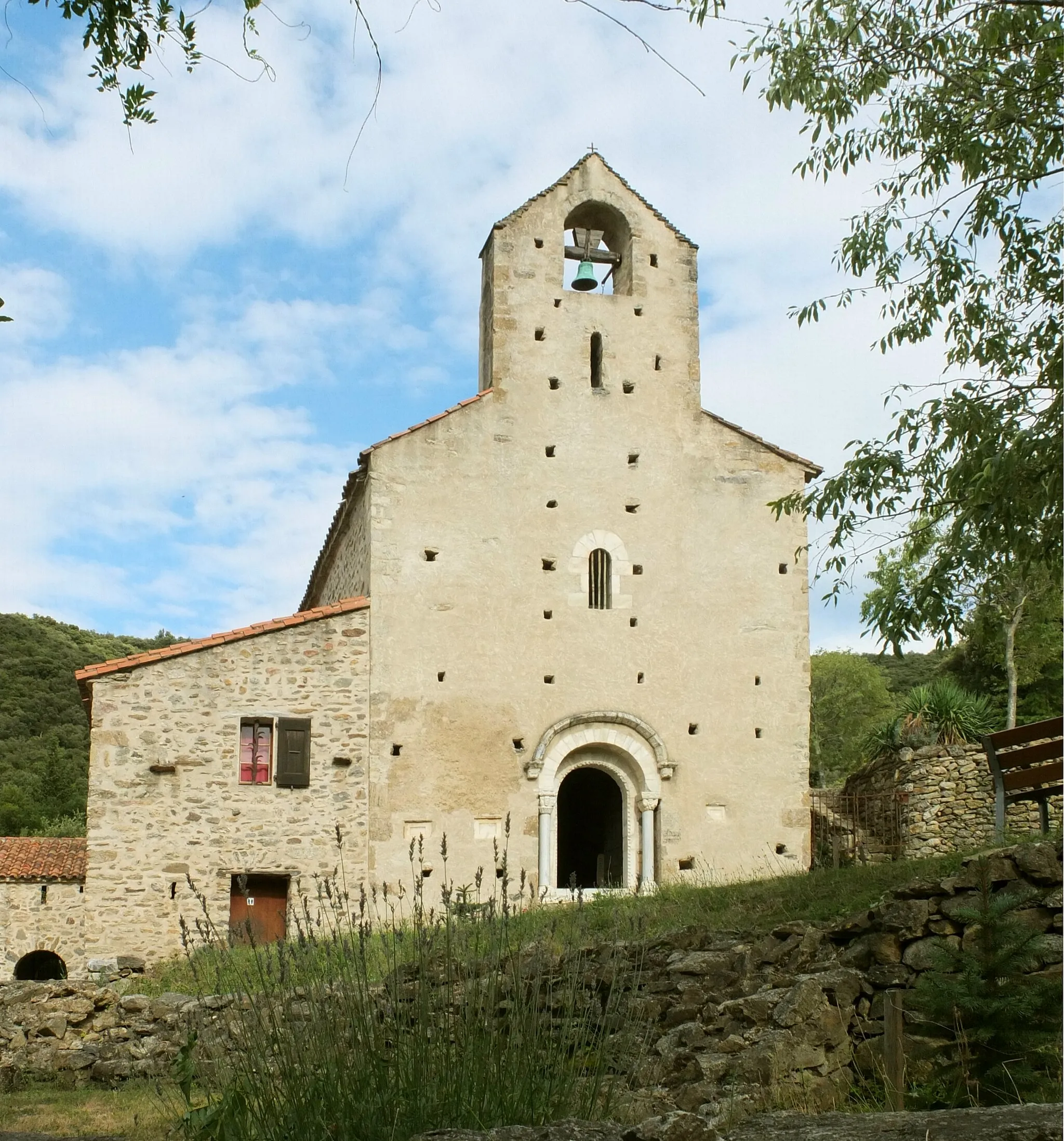 Photo showing: Romanesque chapel Santa Maria del Vilar, 11th century, Villelongue-dels-Monts, France (view from W).