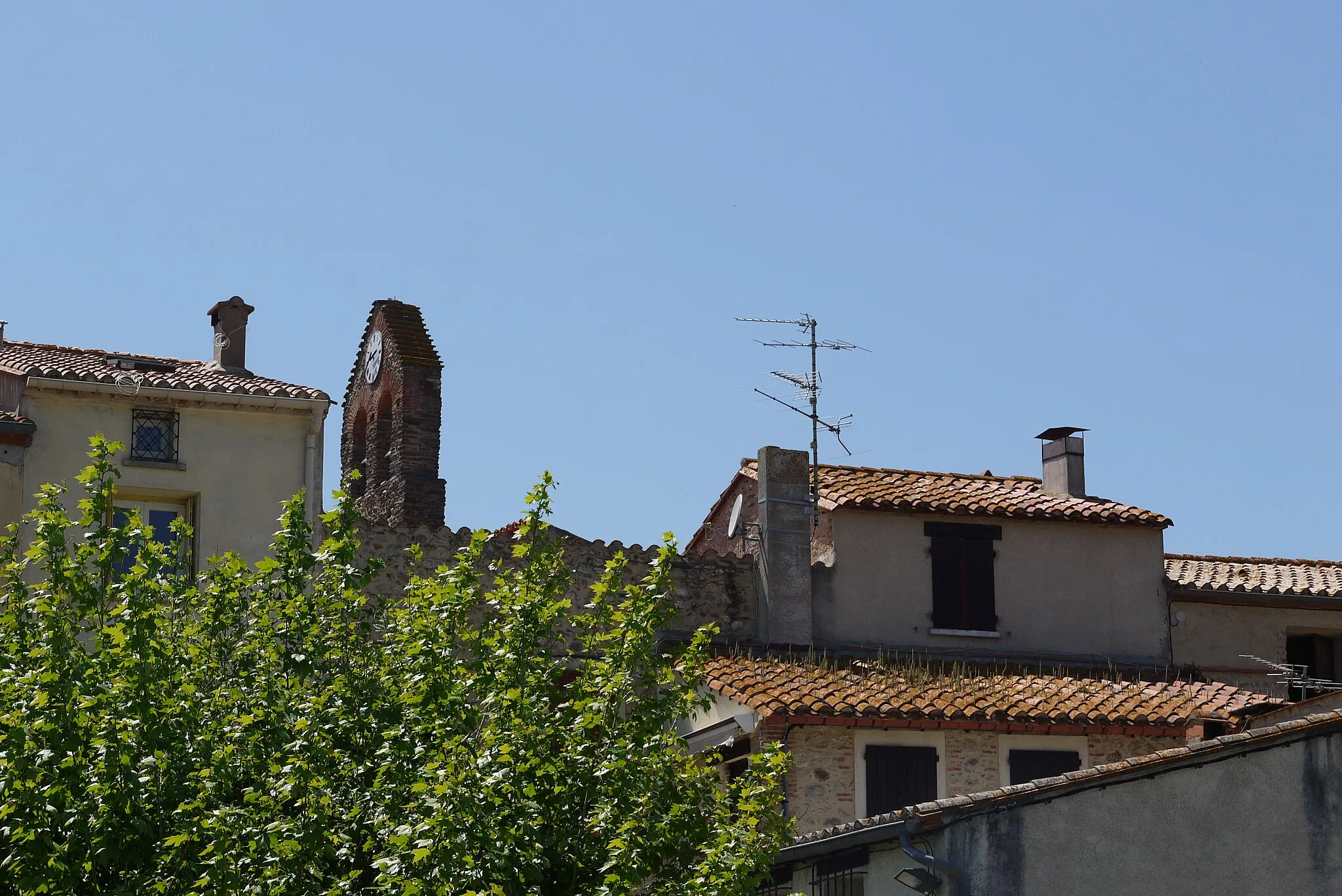 Photo showing: Le clocher de l'église et toits à Vivès