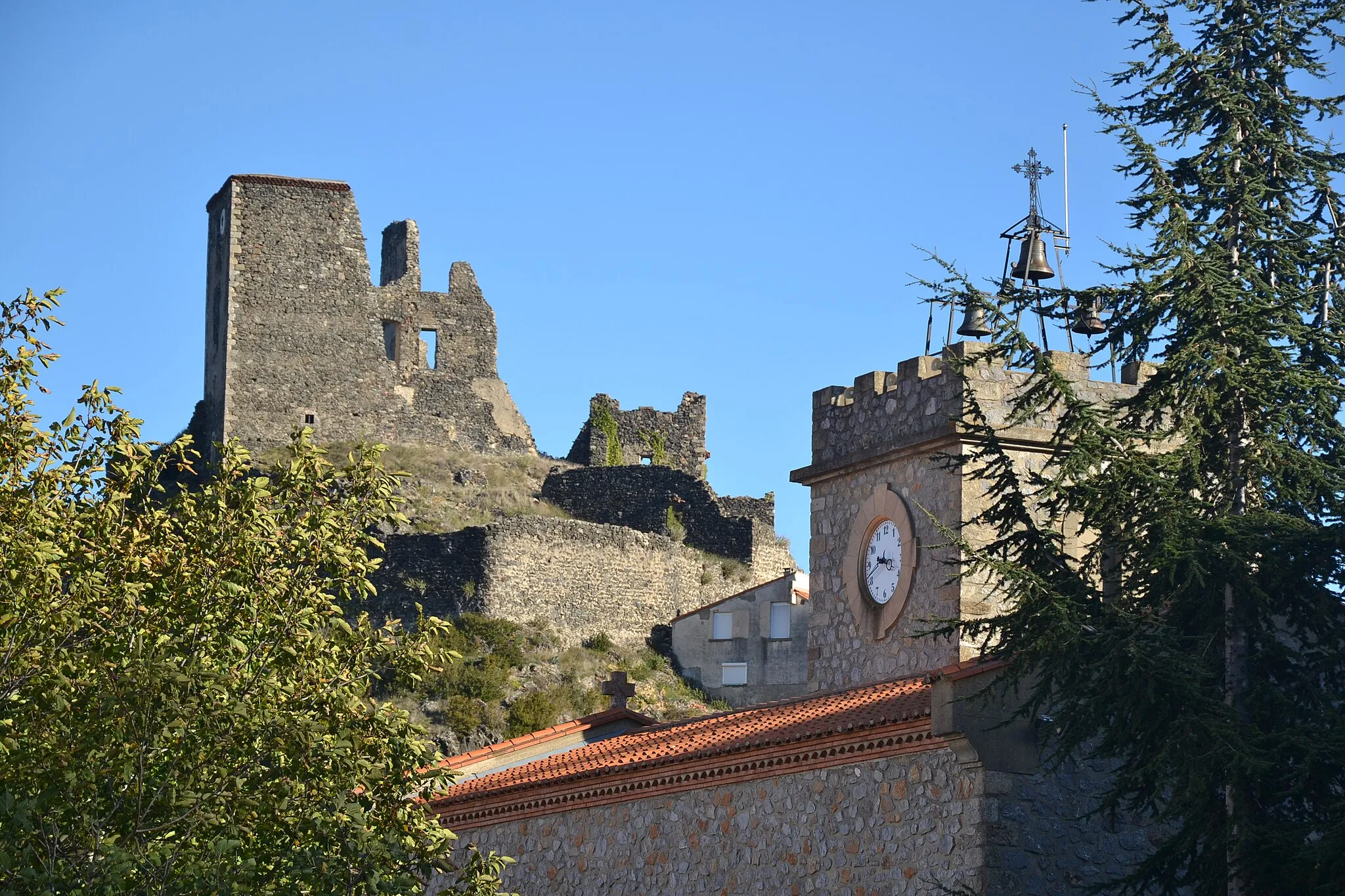 Photo showing: Tour et clocher de l'église du Vivier (Pyrénées-Orientales, France).