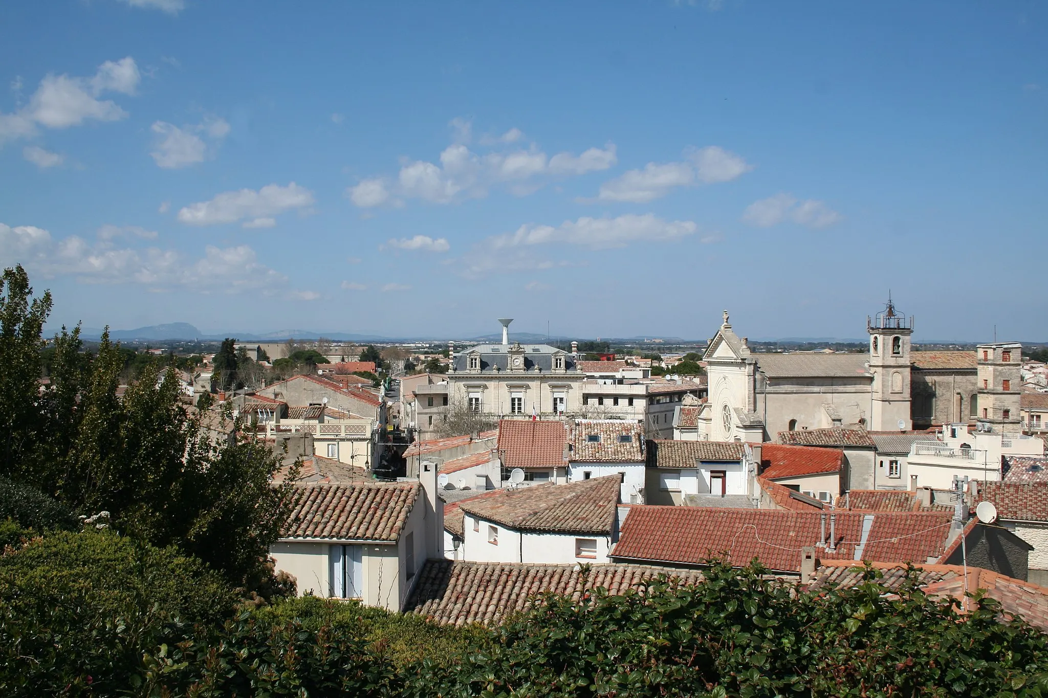Photo showing: Mauguio (Hérault) - vue générale vers le nord, depuis la motte. À l'horizon, le pic Saint-Loup