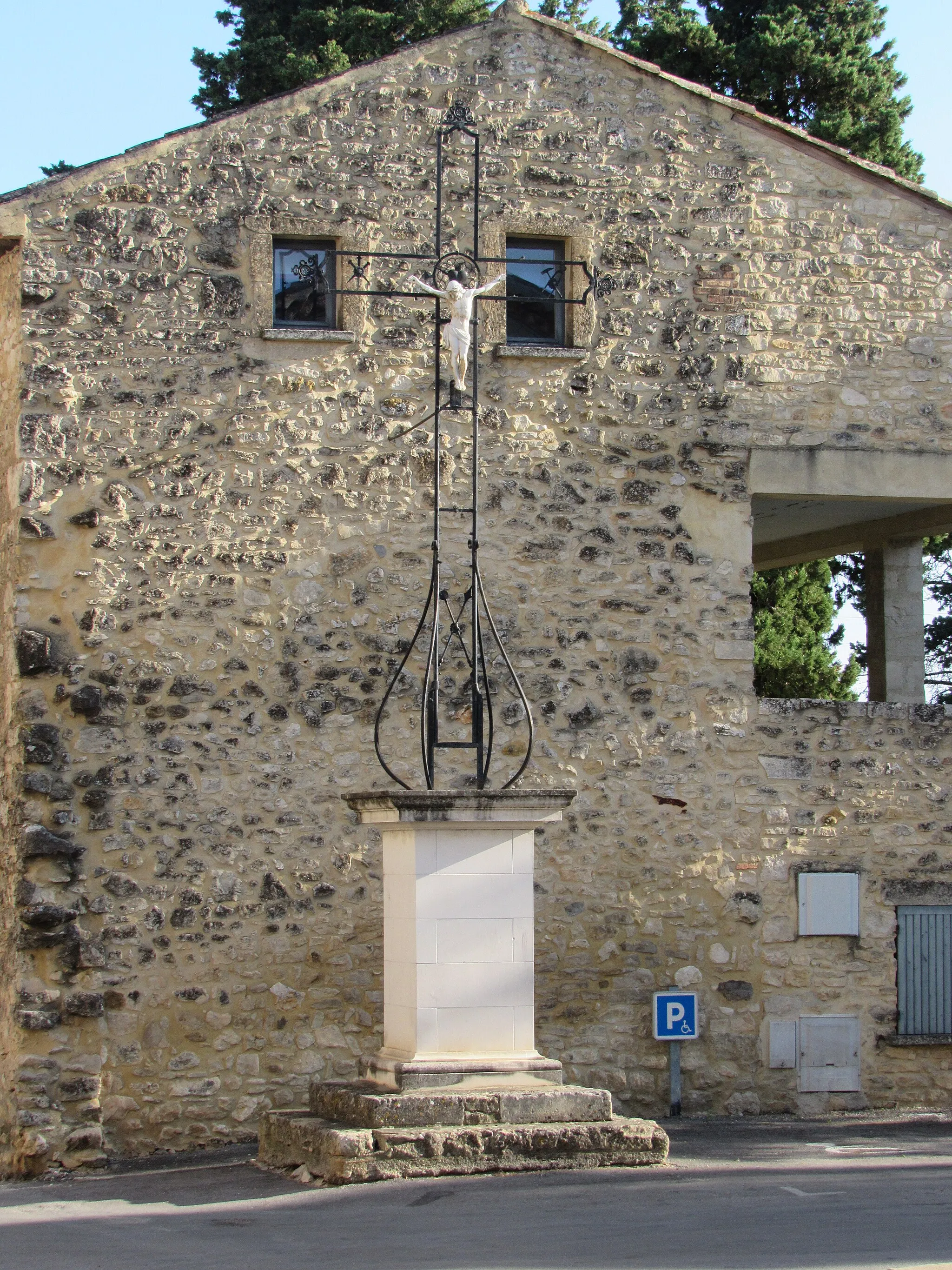 Photo showing: Croix en fer forgé et Christ en fonte