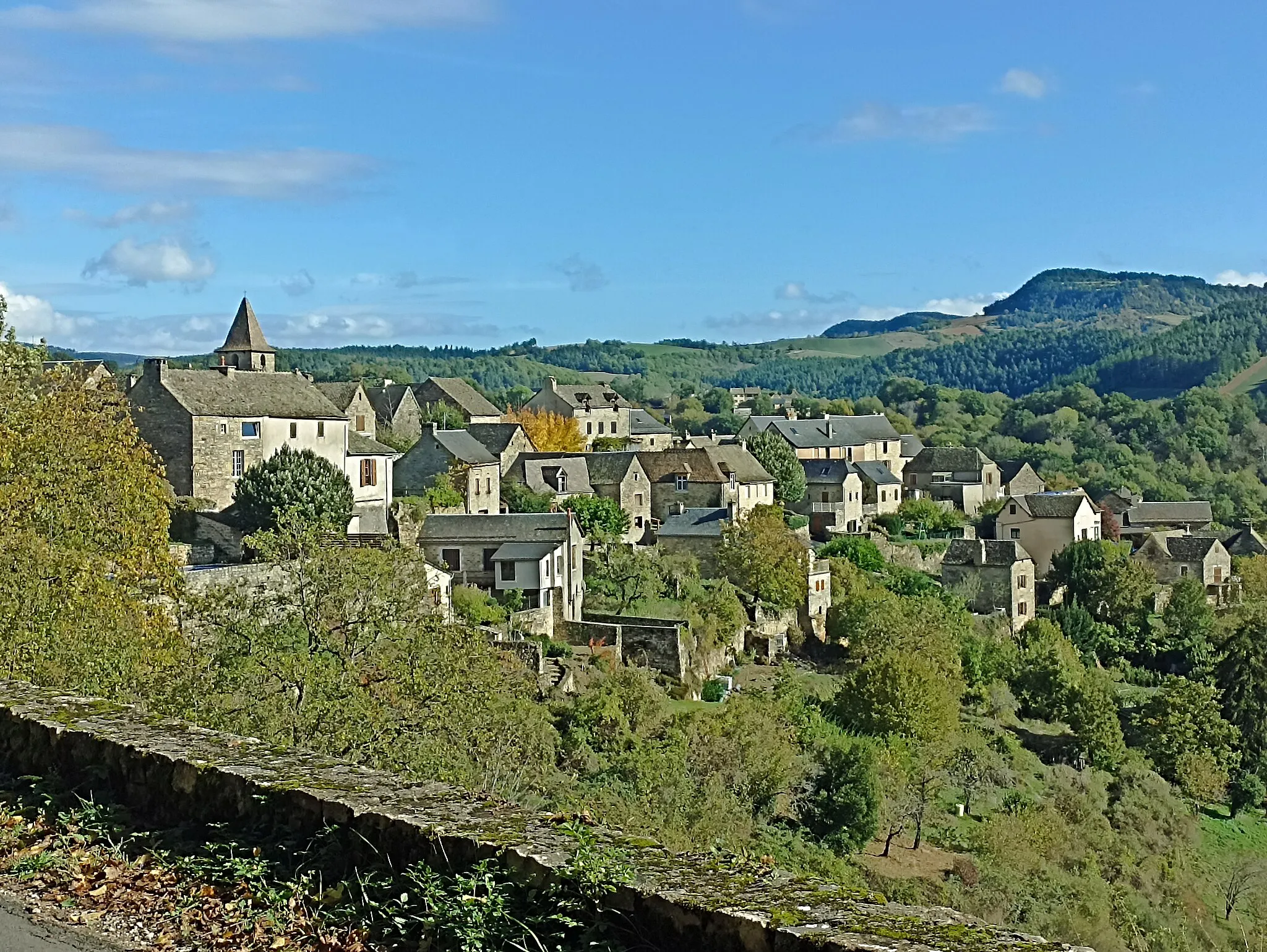 Photo showing: Vue de Montjezieu depuis la route d'Imbèque.