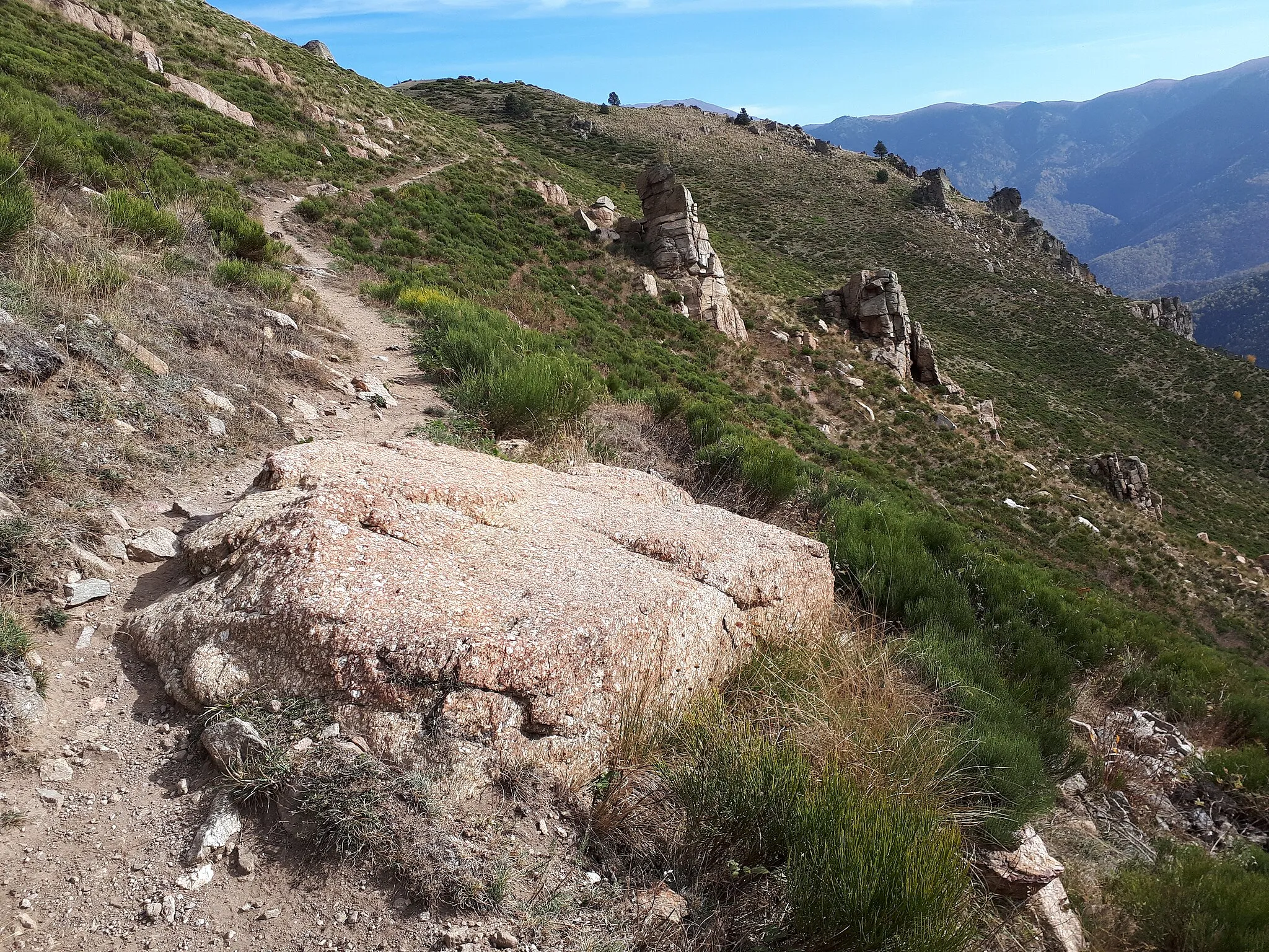 Photo showing: Affleurements d'orthogneiss sur le sentier entre le col de Mantet et le Pic de Tres Estelles (altitude 1900 mètres), Pyrénées-Orientales (66).